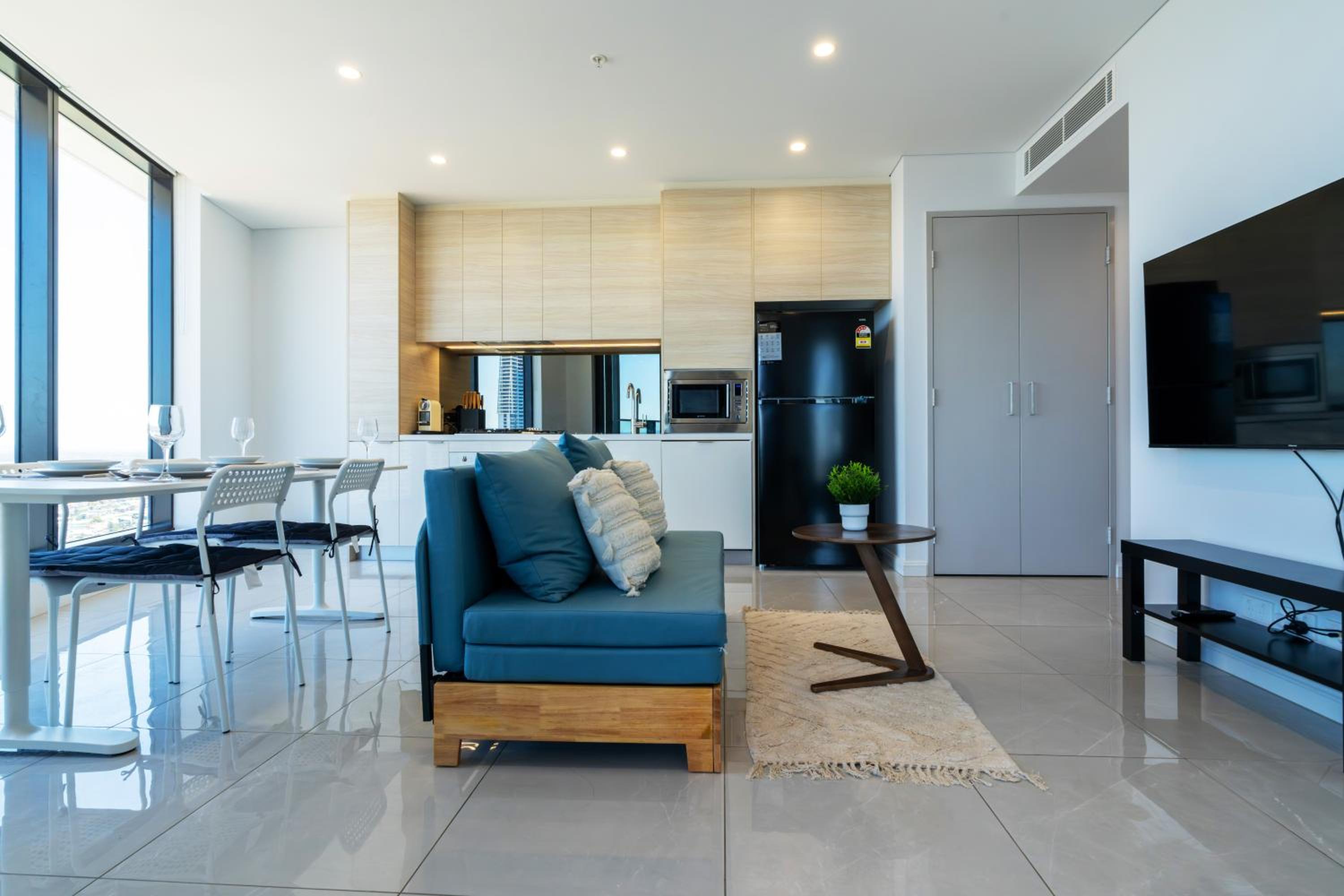 In the heart of Surfers Paradise oceanview cozy 1B Apt 34F