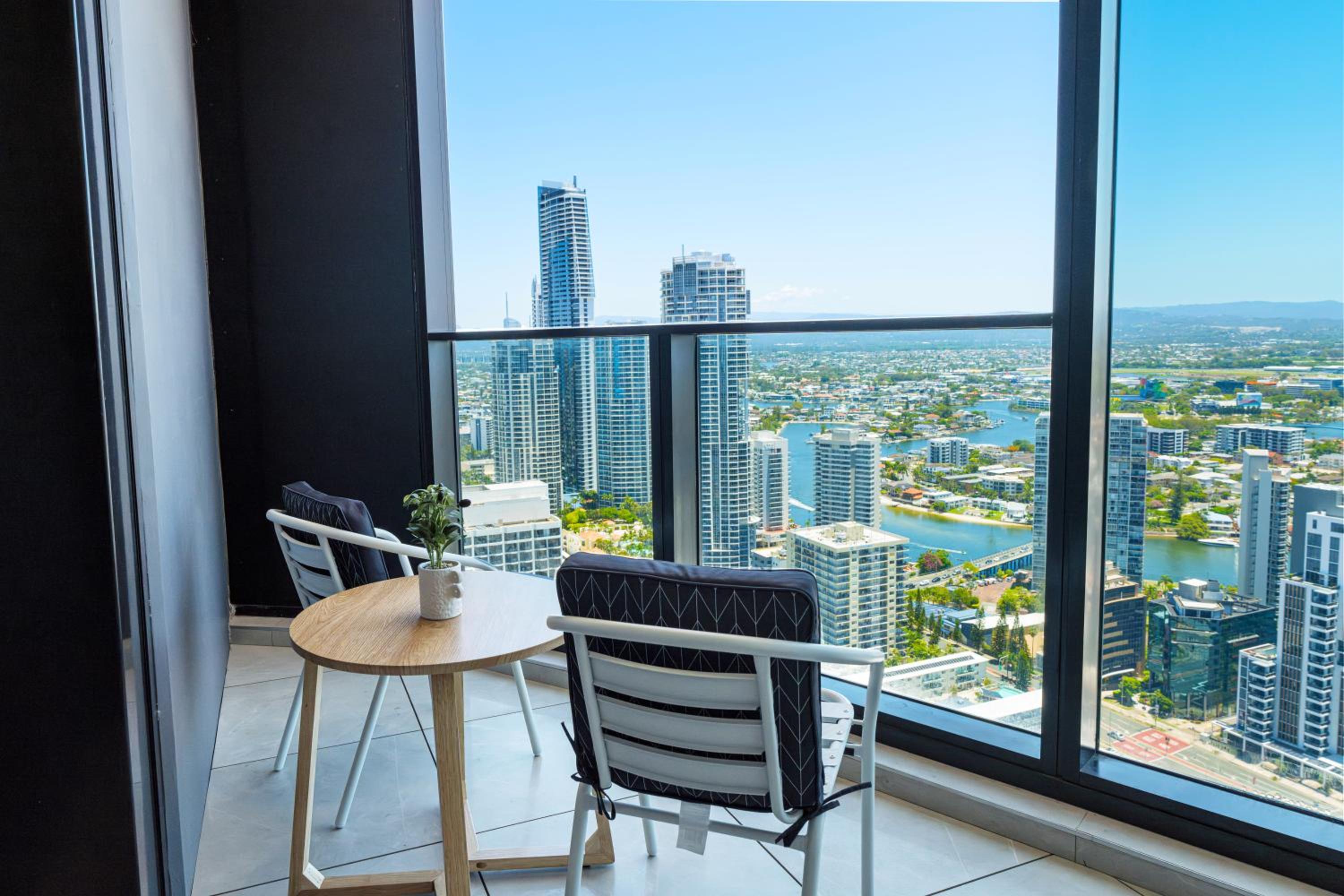 In the heart of Surfers Paradise oceanview cozy 1B Apt 34F