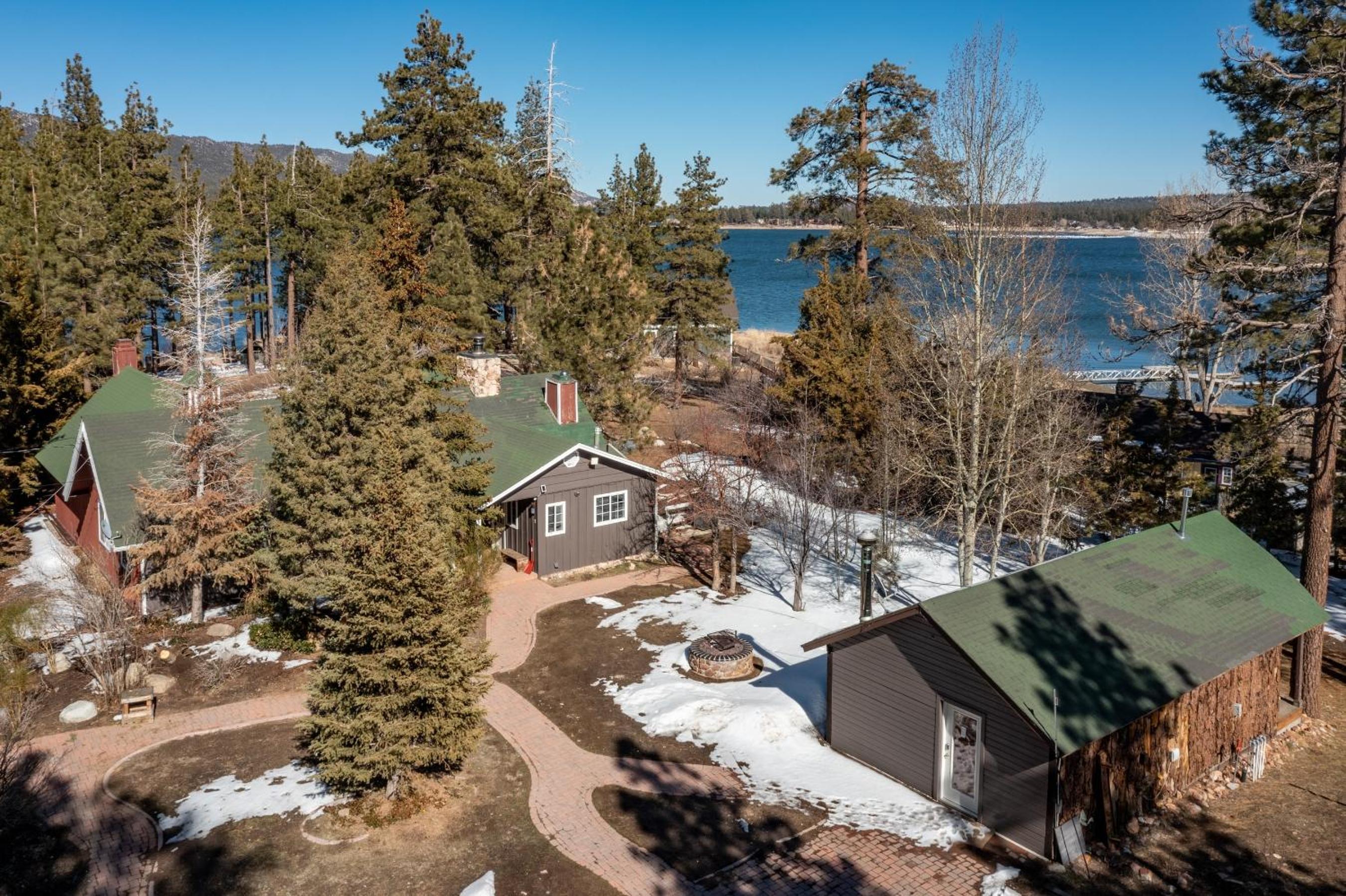 Lakeview Big Bear Cabin with Hot Tub Deck Fire Pit Game Room