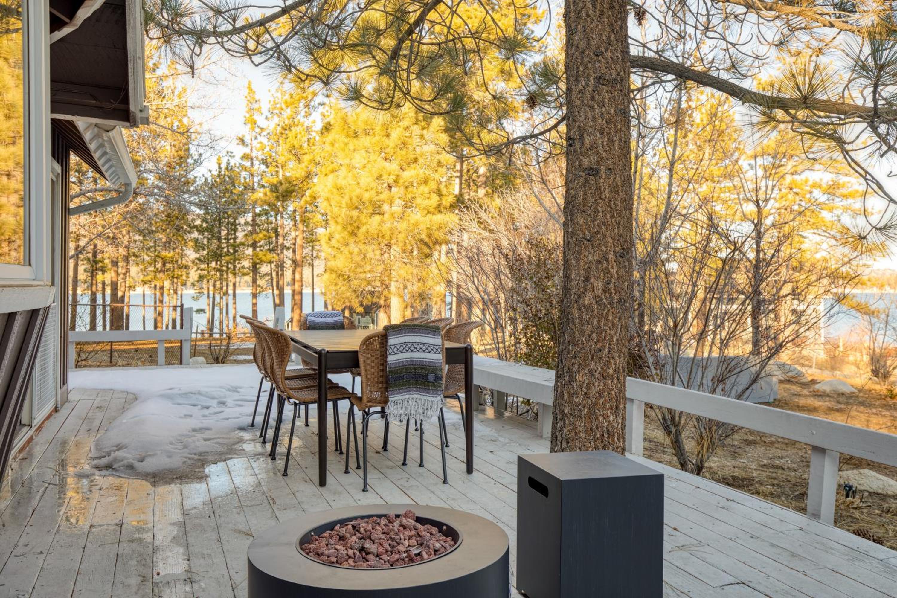 Lakeview Big Bear Cabin with Hot Tub Deck Fire Pit Game Room