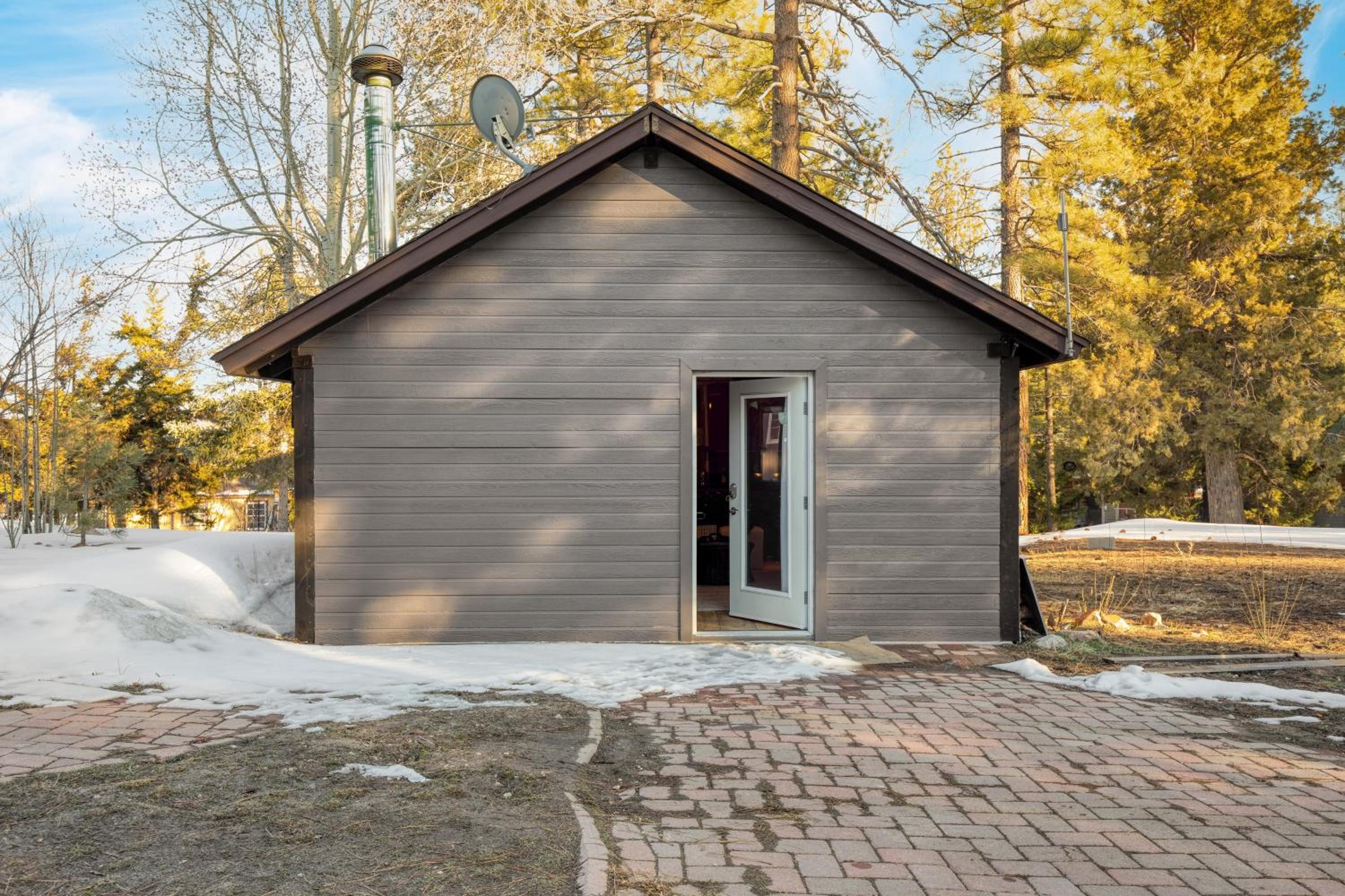Lakeview Big Bear Cabin with Hot Tub Deck Fire Pit Game Room