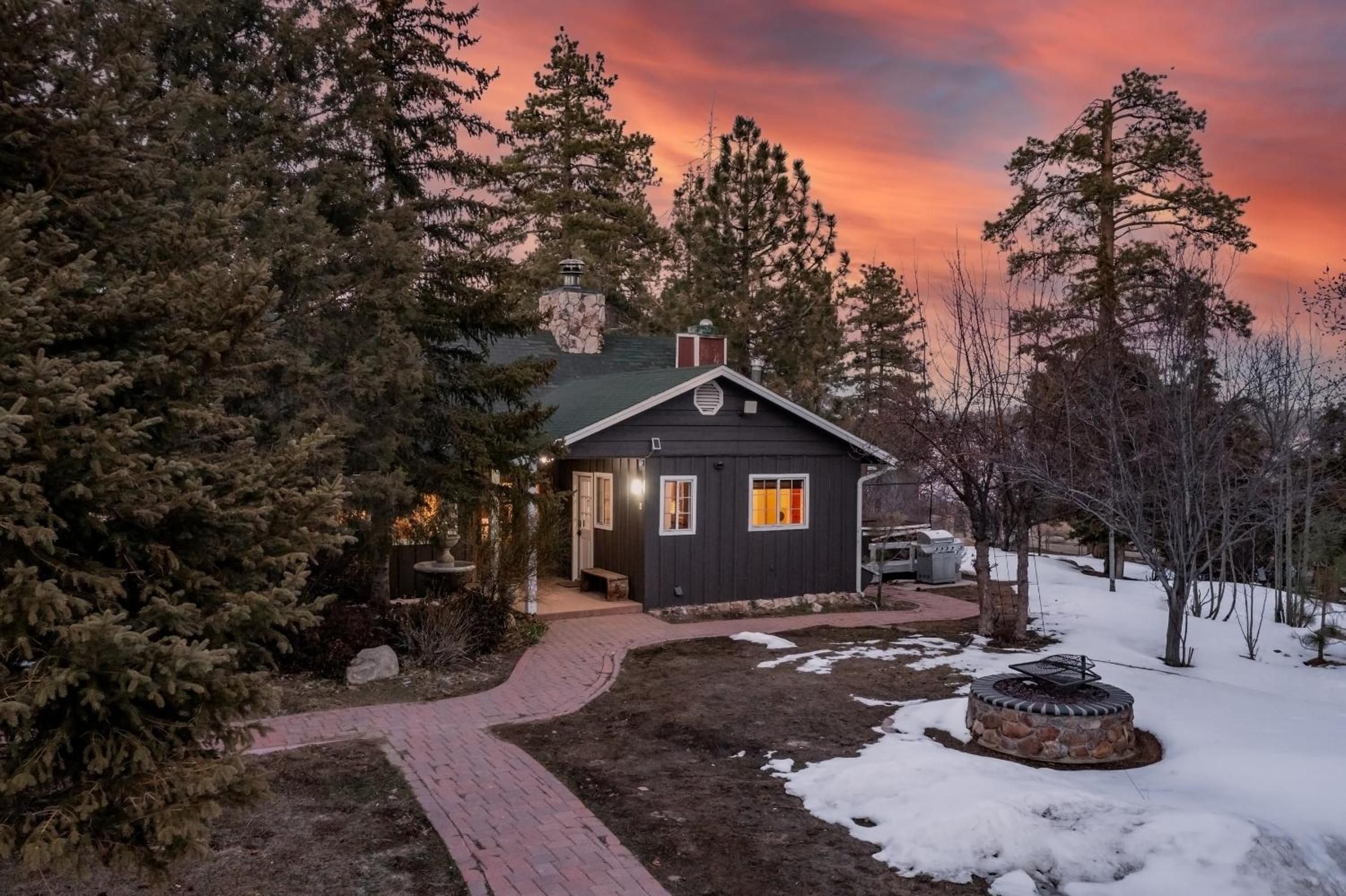 Lakeview Big Bear Cabin with Hot Tub Deck Fire Pit Game Room