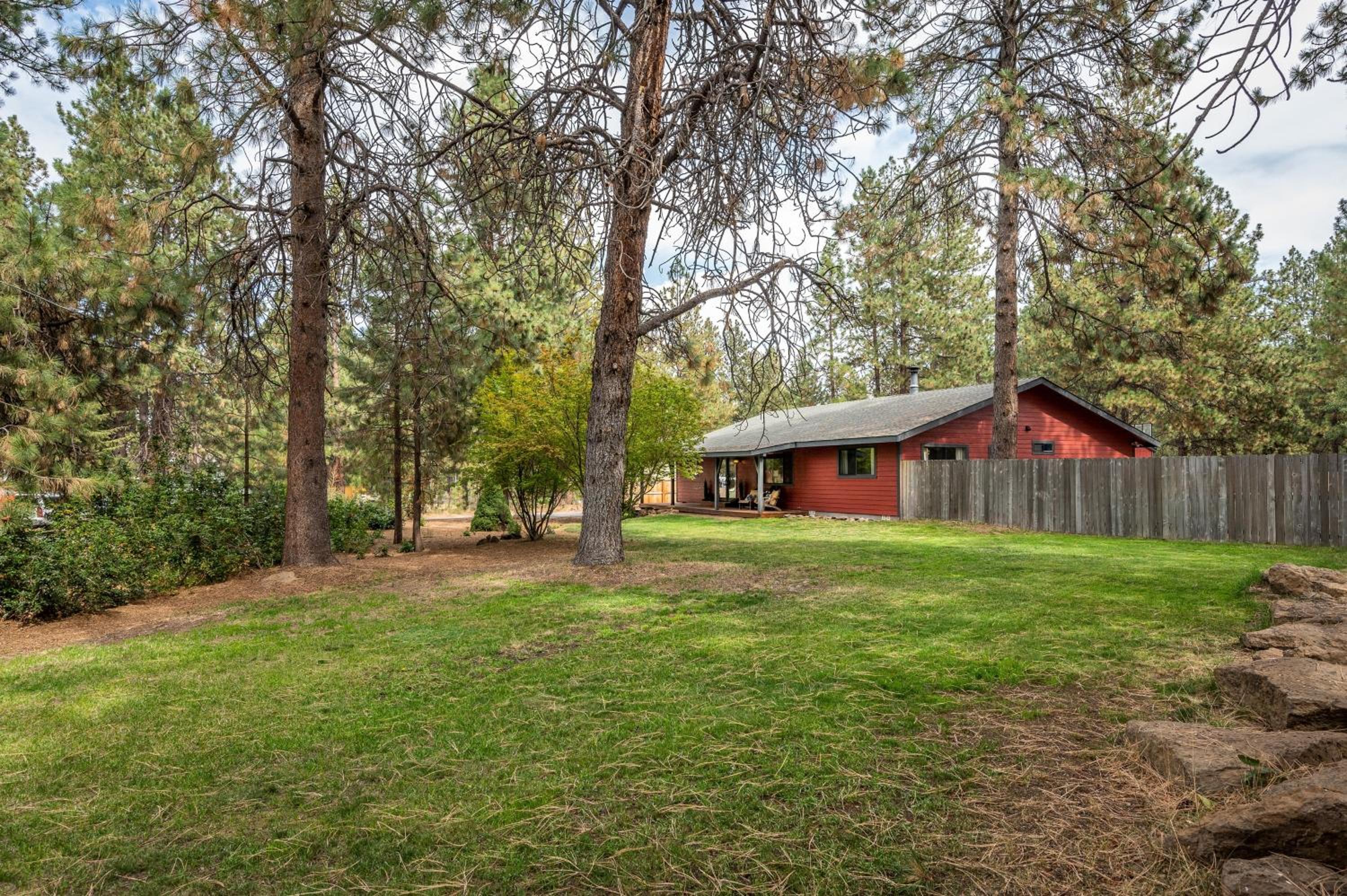 Quiet River Bend Cabin by AvantStay 35 Mins to Mt Bachelor 10 Mins to Town Centre Hot Tub