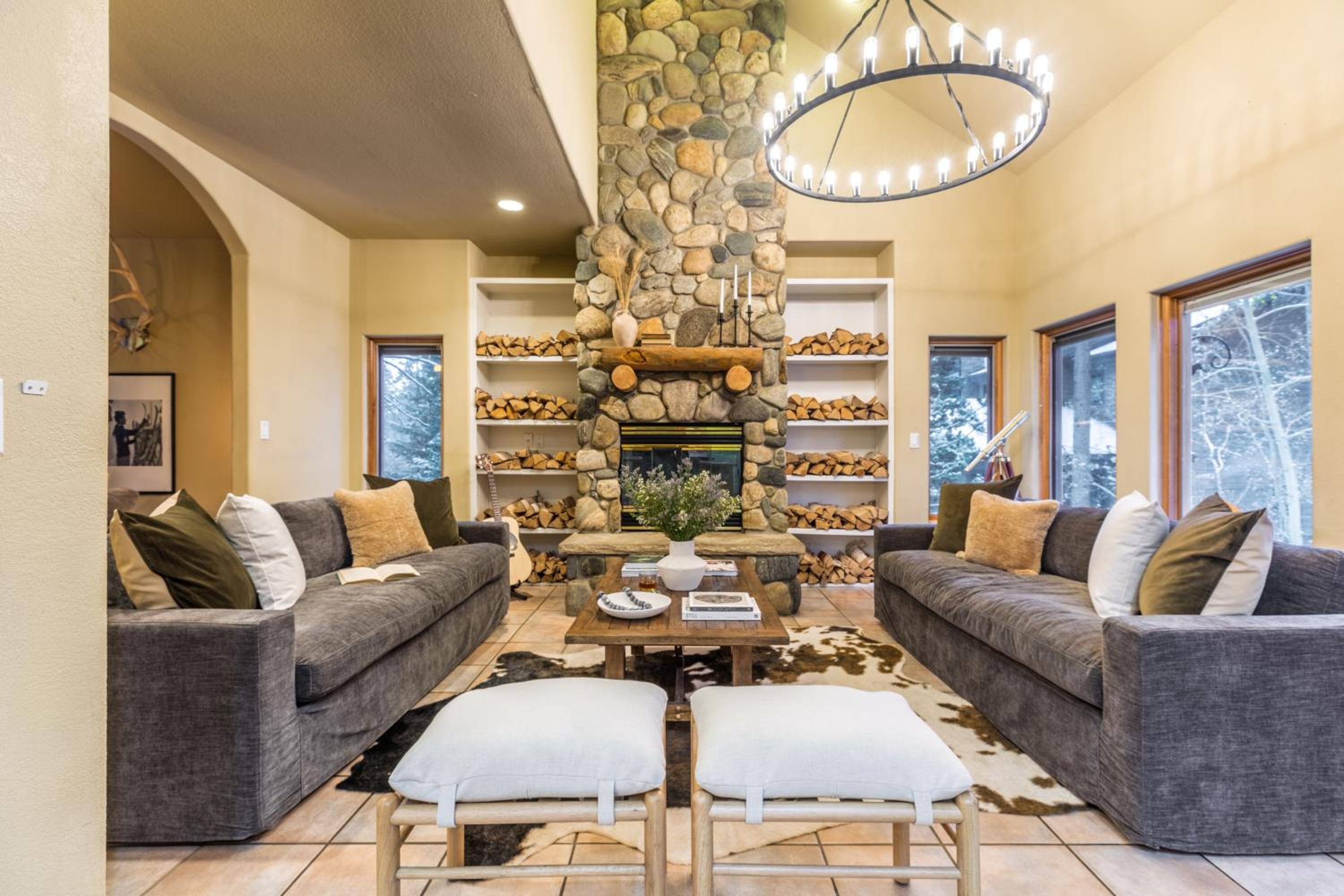 River Rock by AvantStay 8 Bedroom Ski Estate w Hot Tub Movie Theatre 10 Min Walk to Mtn
