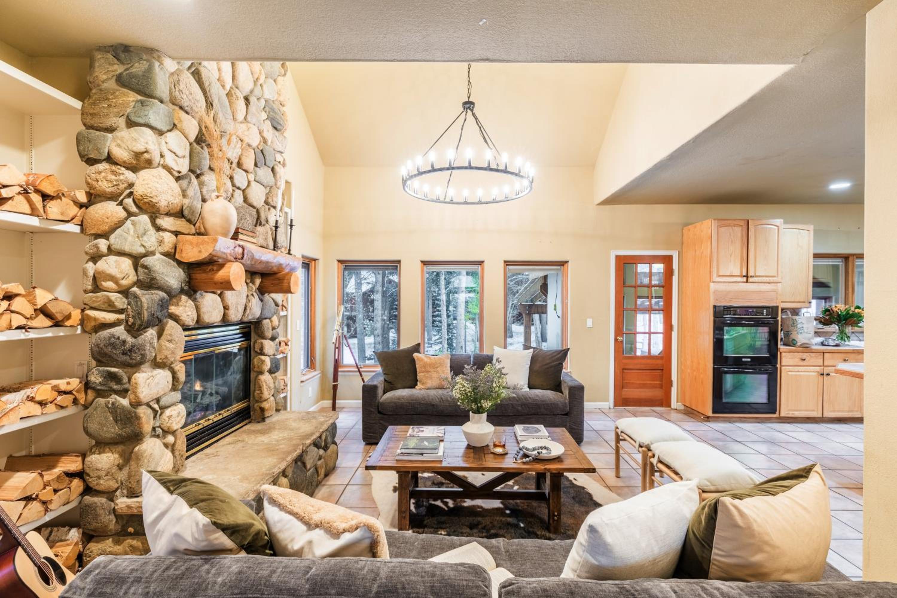River Rock by AvantStay 8 Bedroom Ski Estate w Hot Tub Movie Theatre 10 Min Walk to Mtn