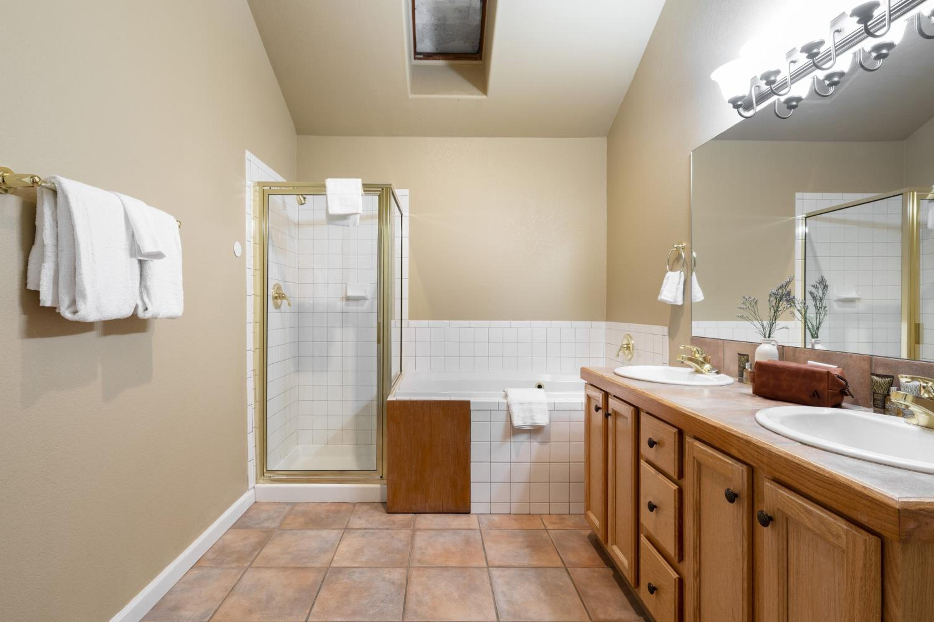 River Rock by AvantStay 8 Bedroom Ski Estate w Hot Tub Movie Theatre 10 Min Walk to Mtn