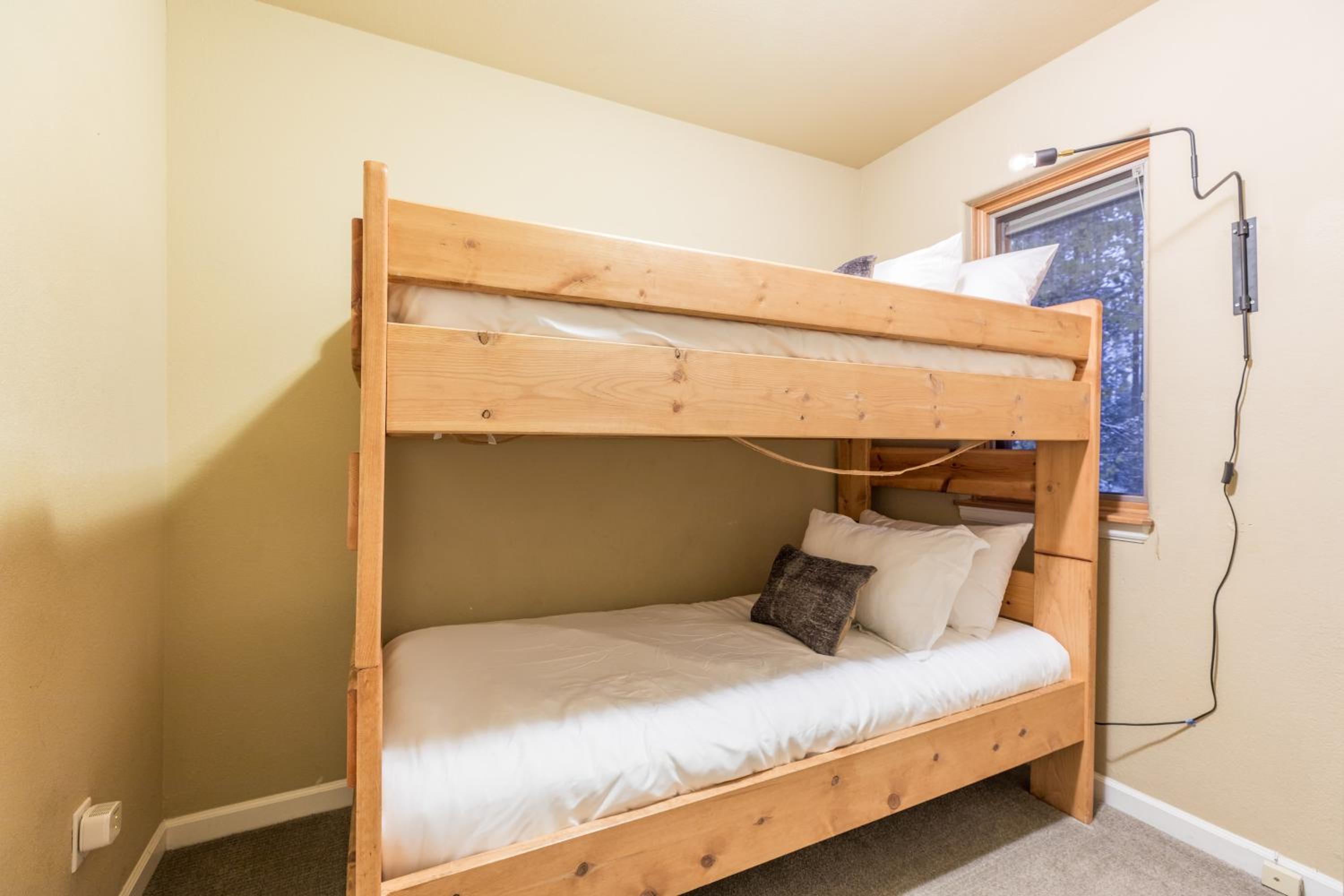 River Rock by AvantStay 8 Bedroom Ski Estate w Hot Tub Movie Theatre 10 Min Walk to Mtn