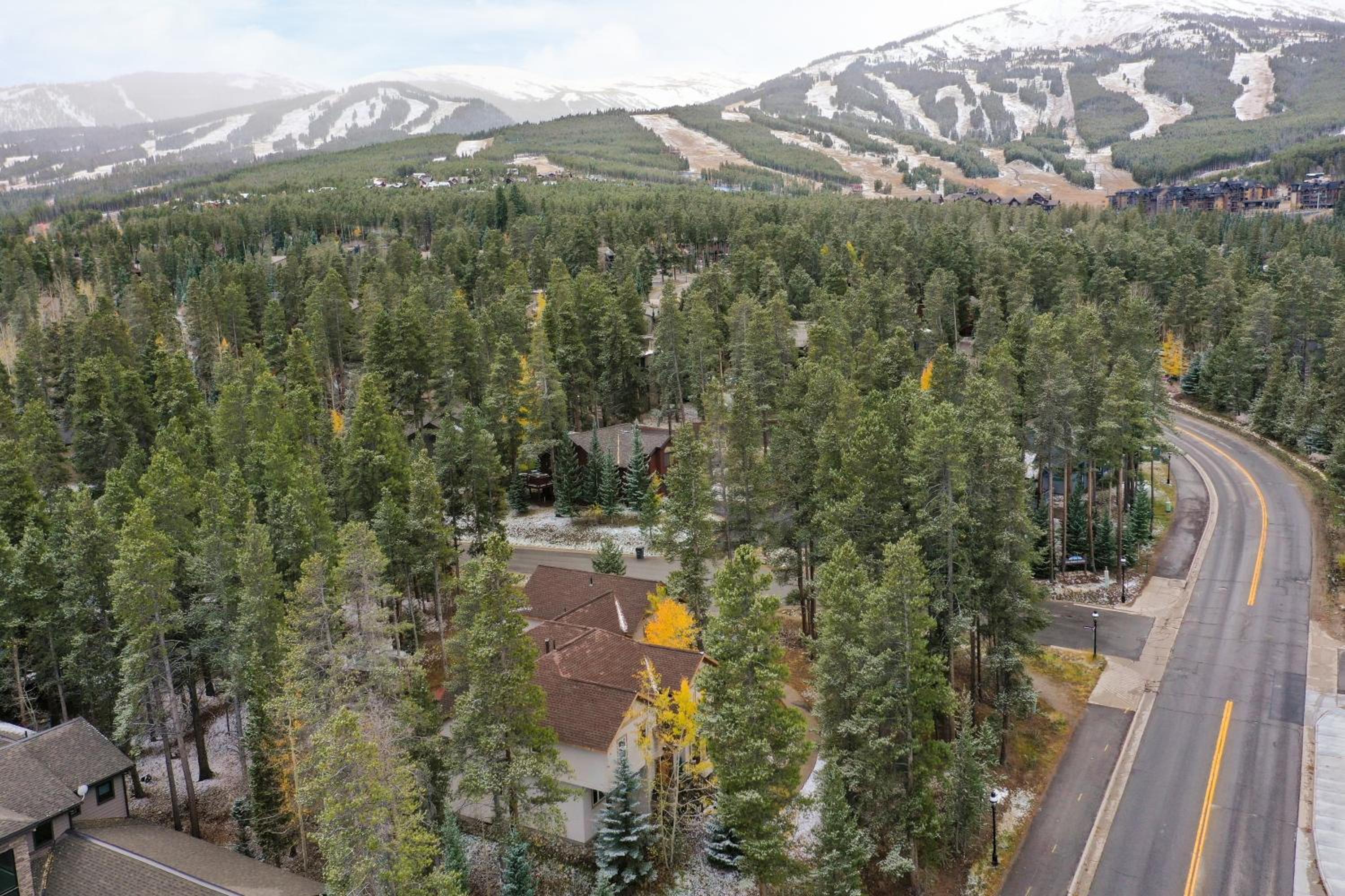 River Rock by AvantStay 8 Bedroom Ski Estate w Hot Tub Movie Theatre 10 Min Walk to Mtn