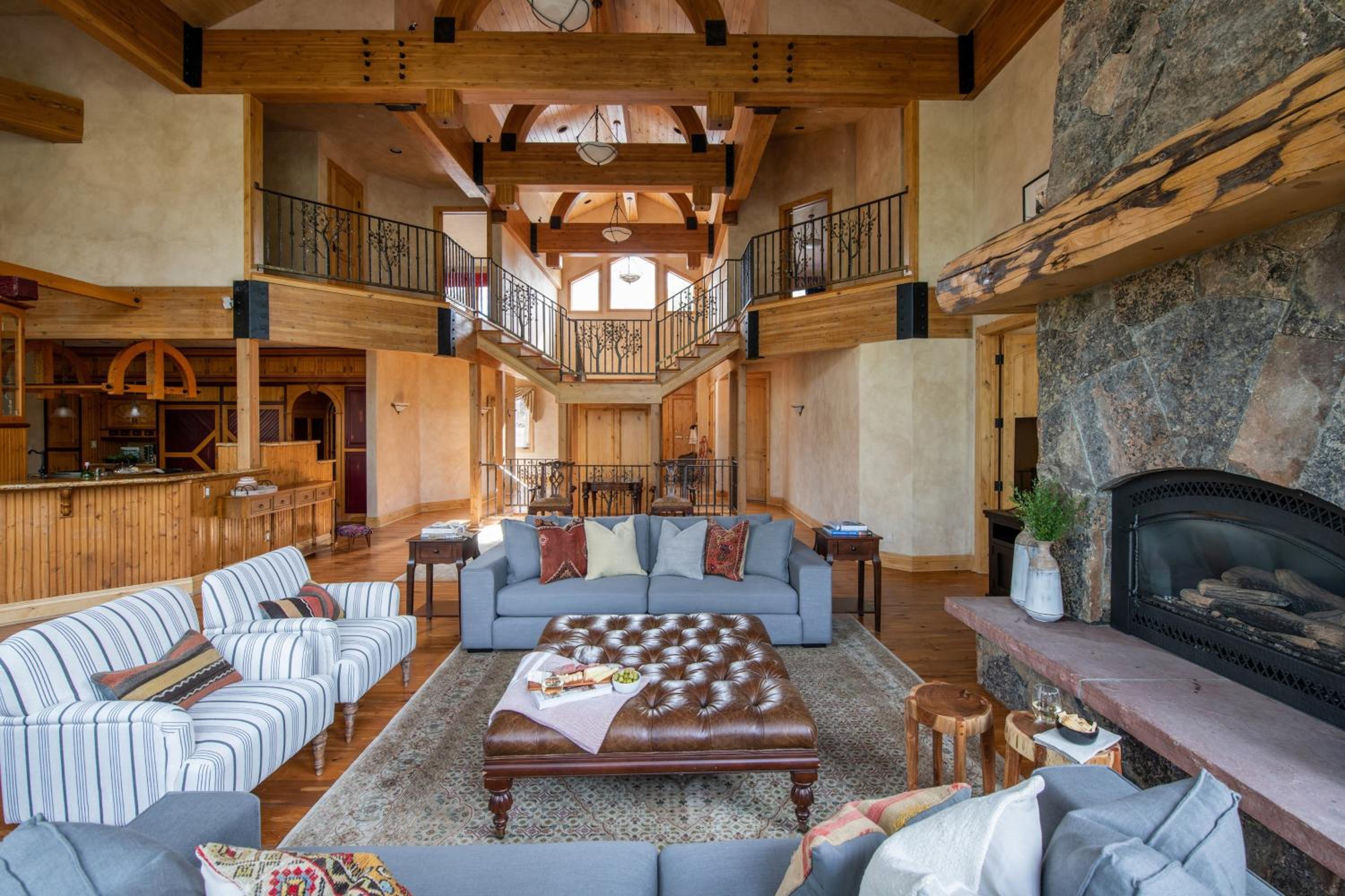 Cherry Ridge by AvantStay Incredible Mountain Mansion w Game Room Hot Tub Views