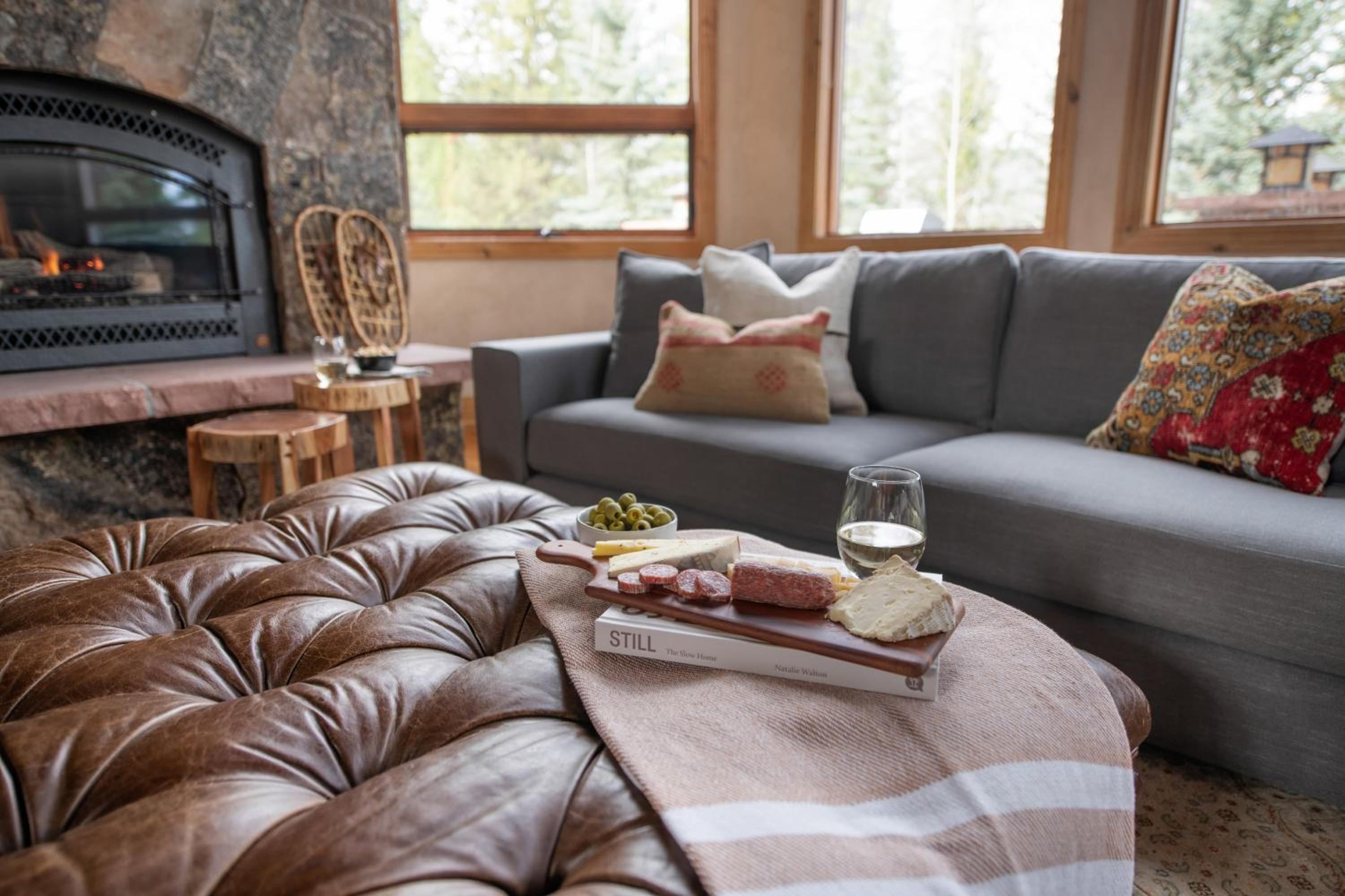 Cherry Ridge by AvantStay Incredible Mountain Mansion w Game Room Hot Tub Views