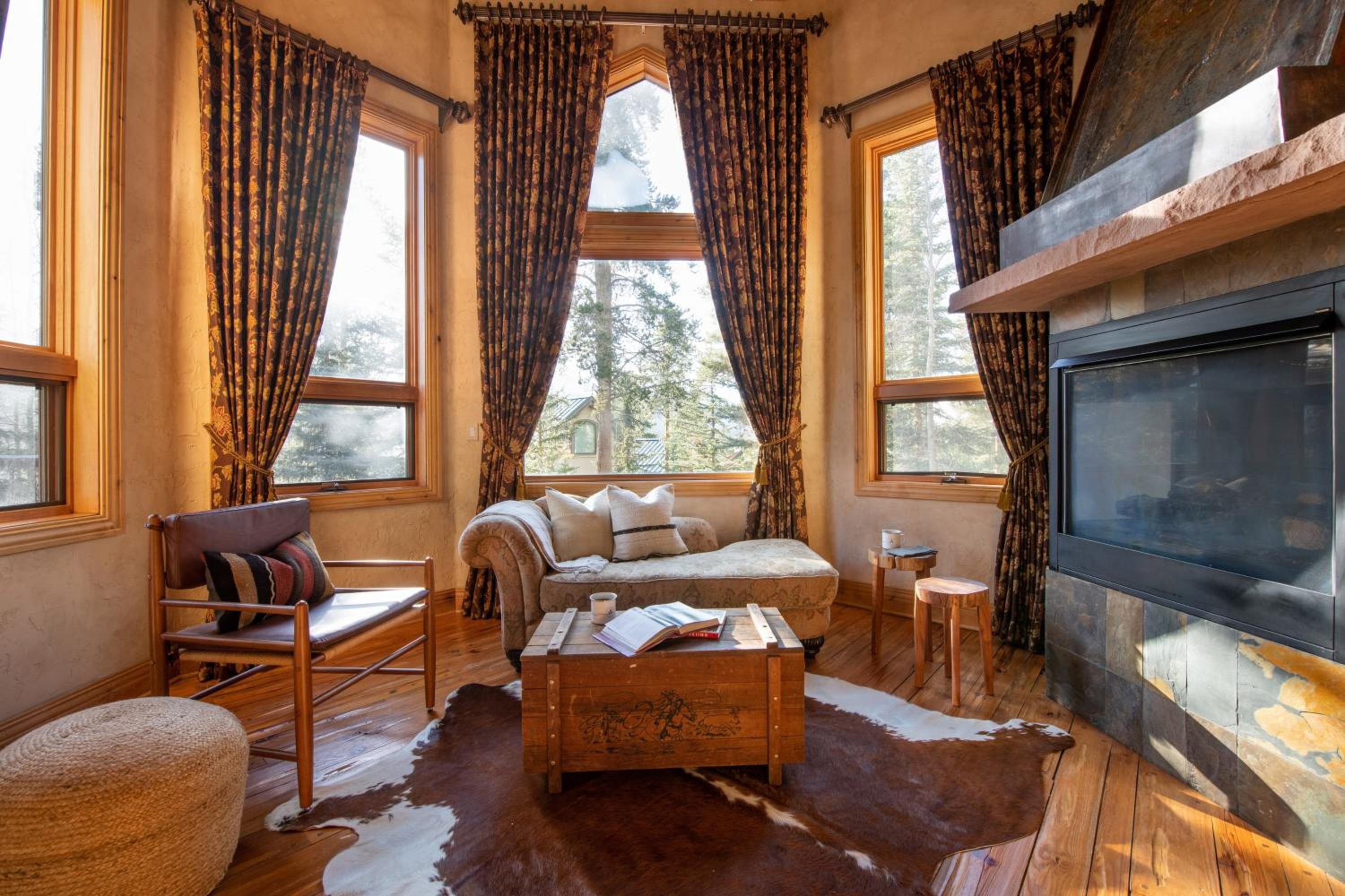 Cherry Ridge by AvantStay Incredible Mountain Mansion w Game Room Hot Tub Views