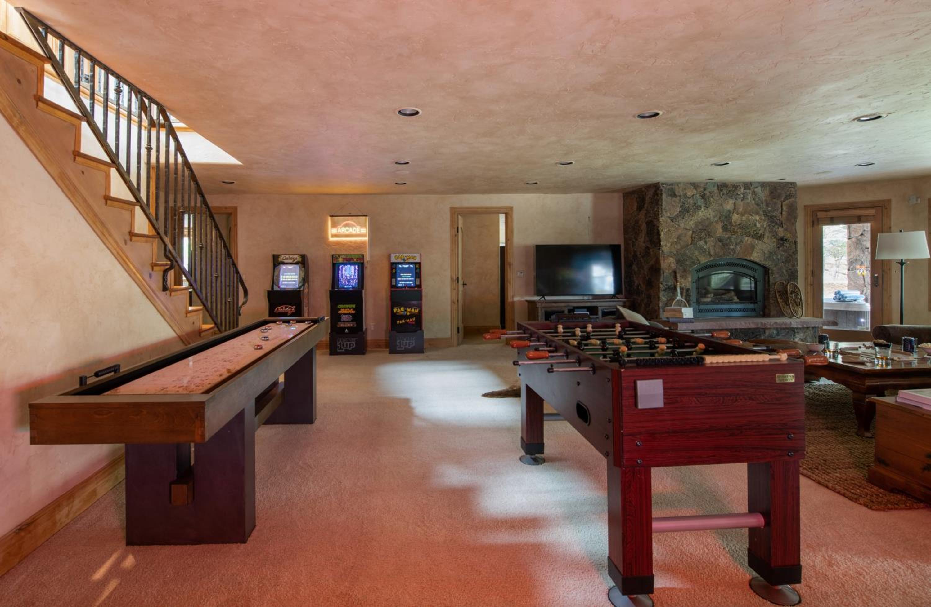Cherry Ridge by AvantStay Incredible Mountain Mansion w Game Room Hot Tub Views