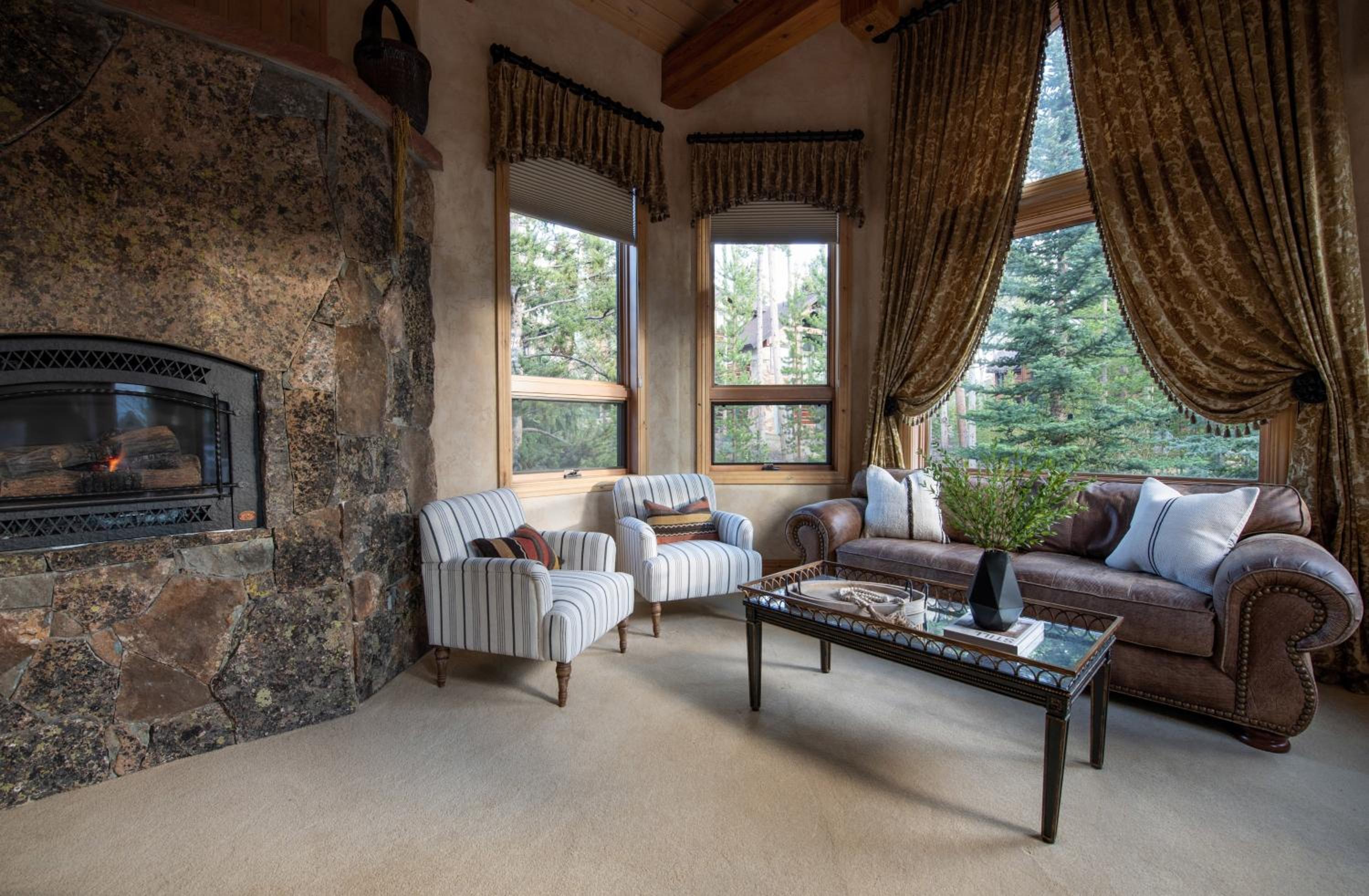 Cherry Ridge by AvantStay Incredible Mountain Mansion w Game Room Hot Tub Views