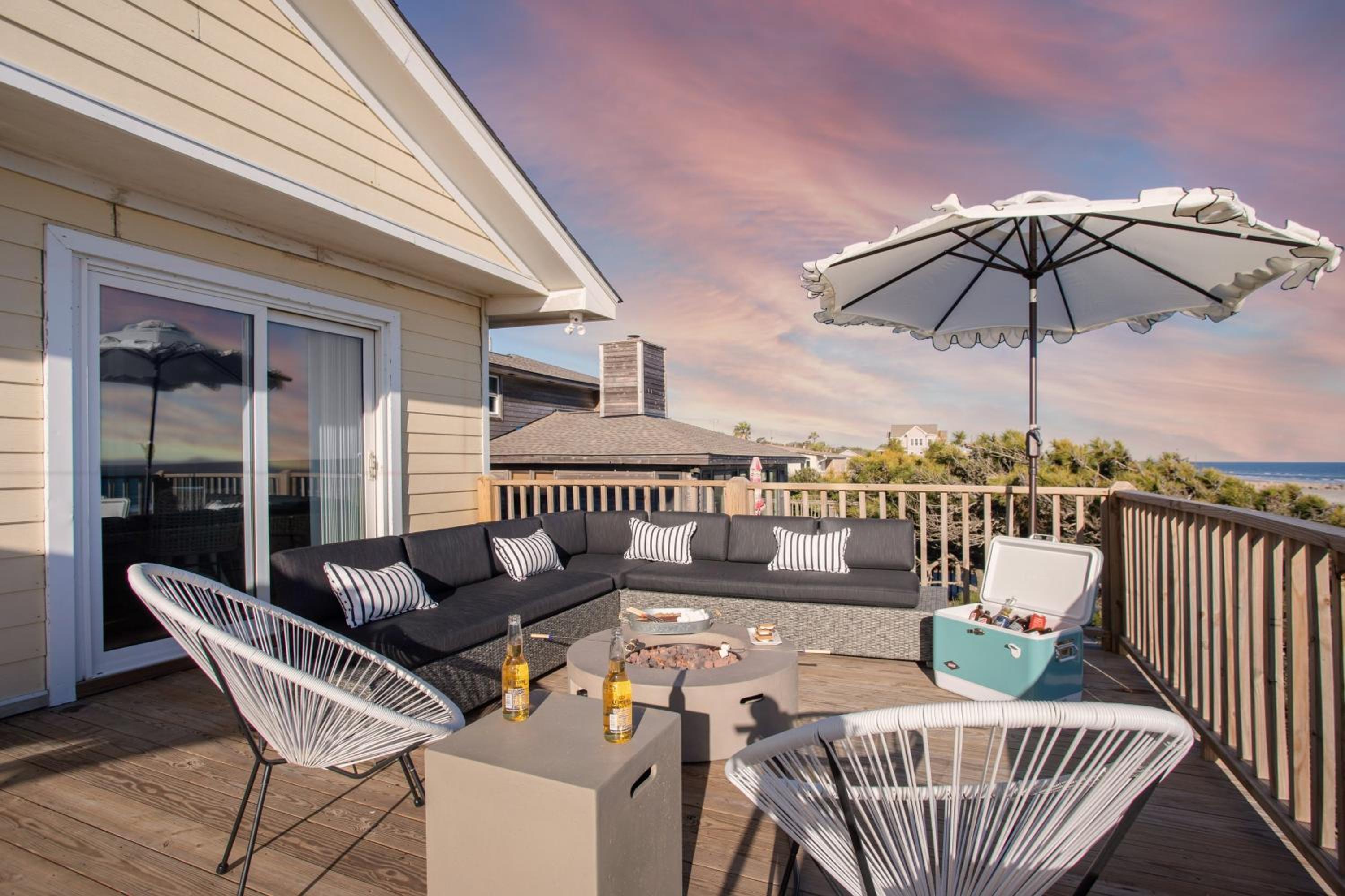 Lighthouse by AvantStay Beachfront View Home w Pool Table Ping Pong