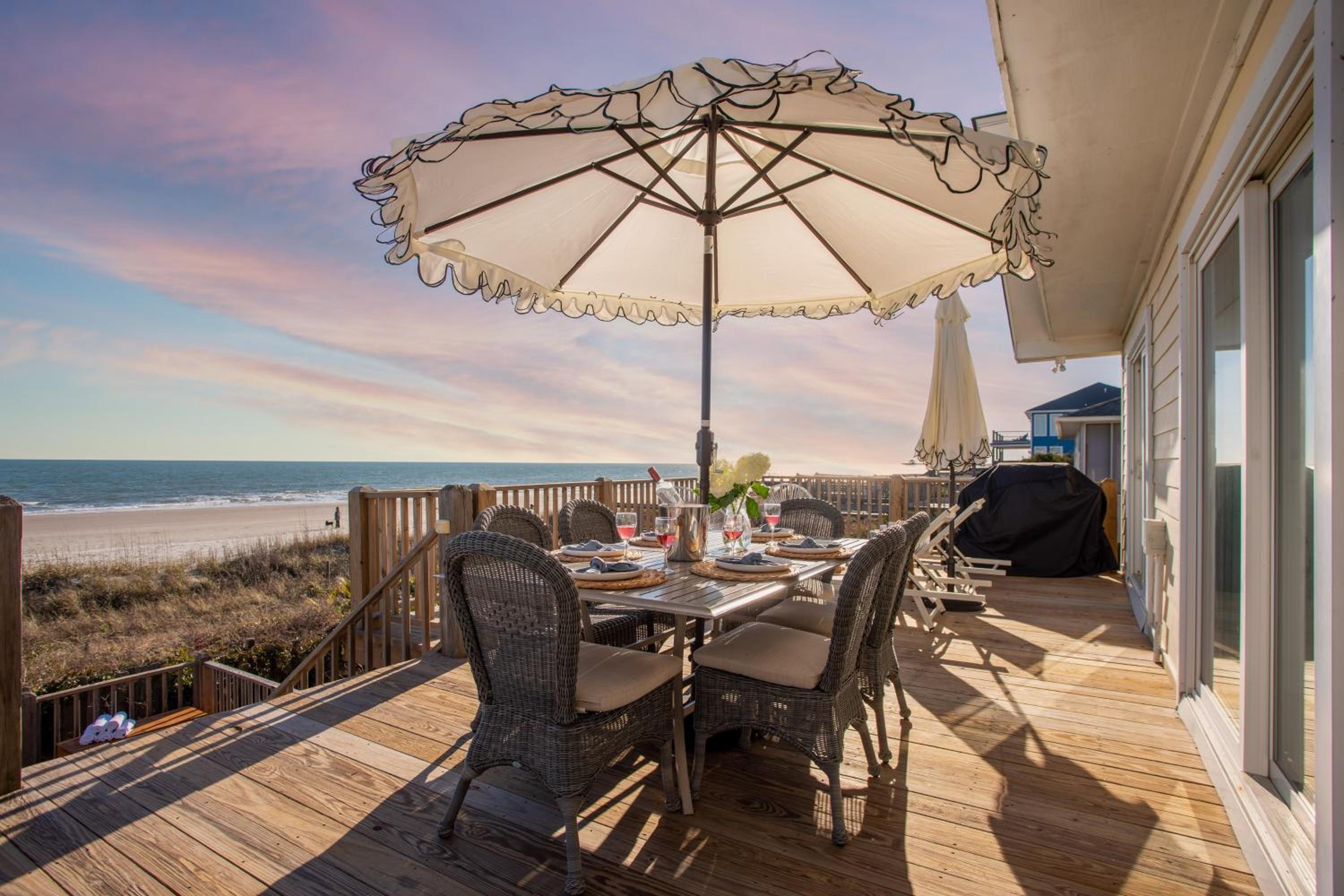 Lighthouse by AvantStay Beachfront View Home w Pool Table Ping Pong