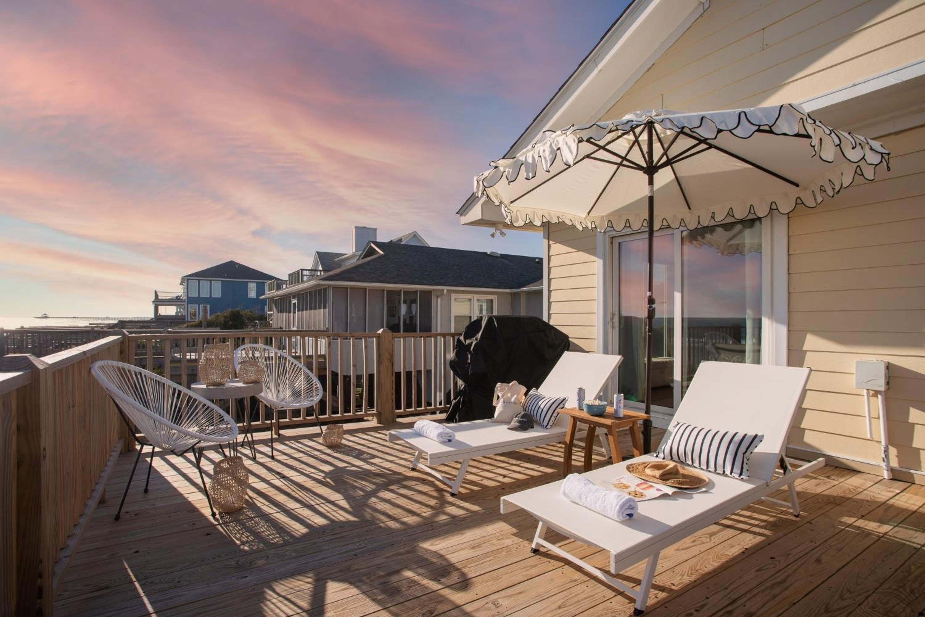 Lighthouse by AvantStay Beachfront View Home w Pool Table Ping Pong