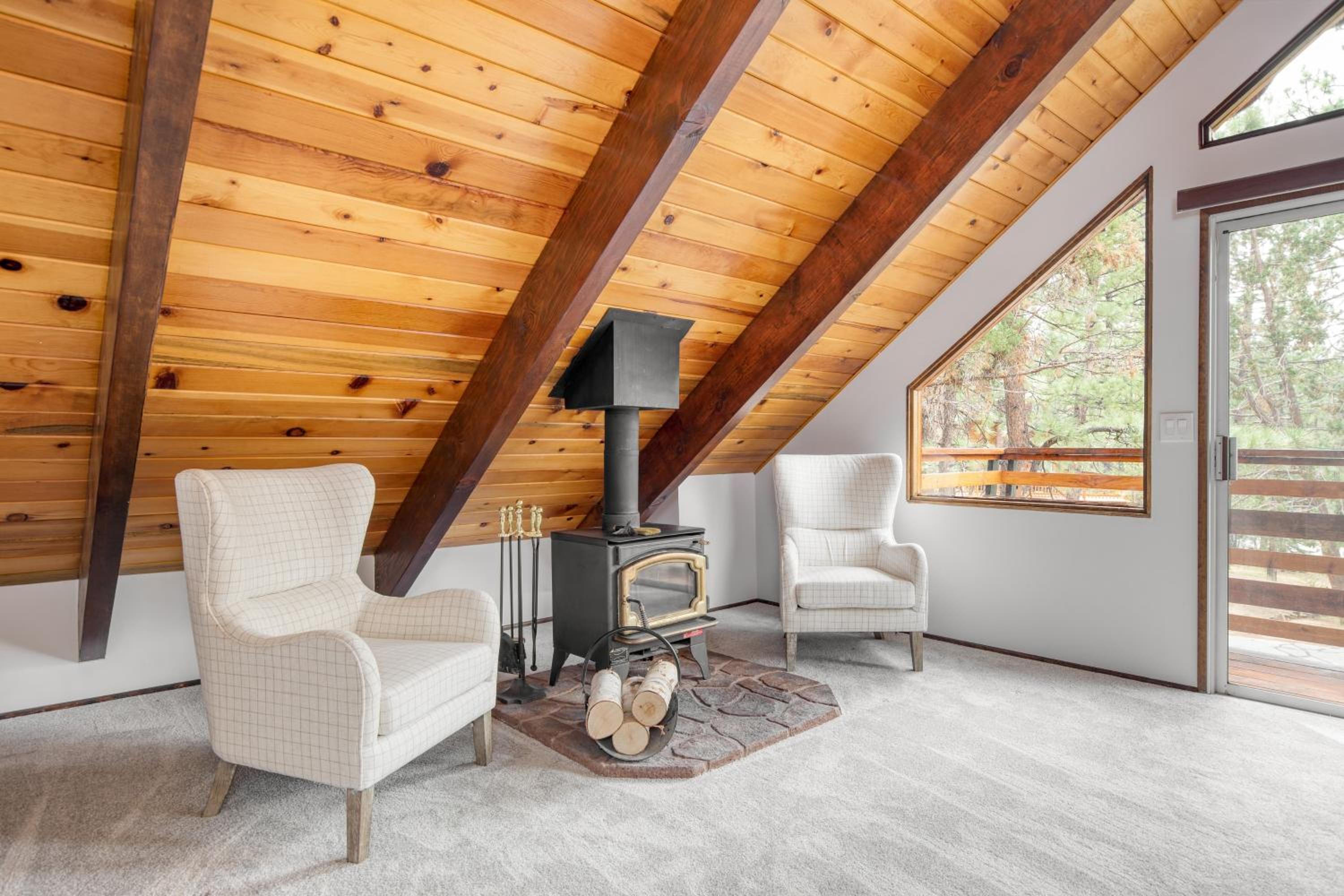 Updated Chic 4BDR w Large Deck Close to the Lake Avalon Pines by AvantStay