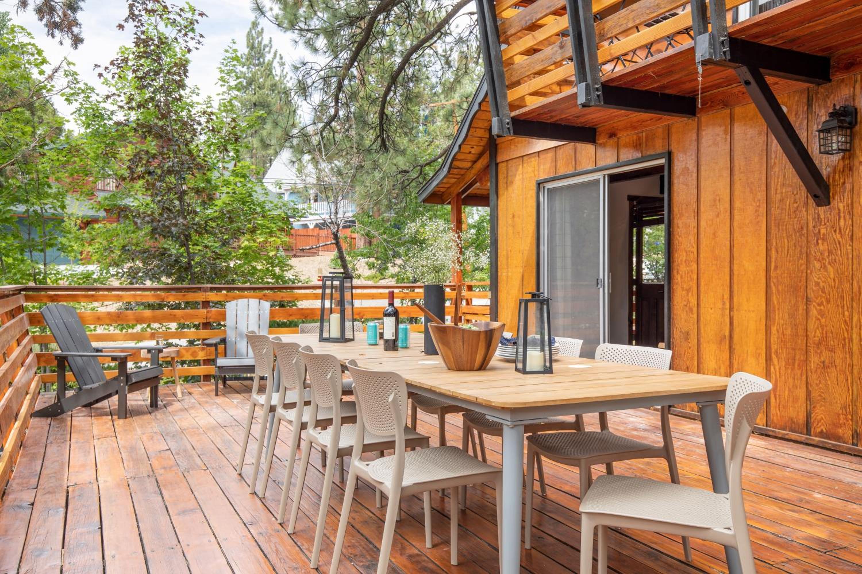 Updated Chic 4BDR w Large Deck Close to the Lake Avalon Pines by AvantStay