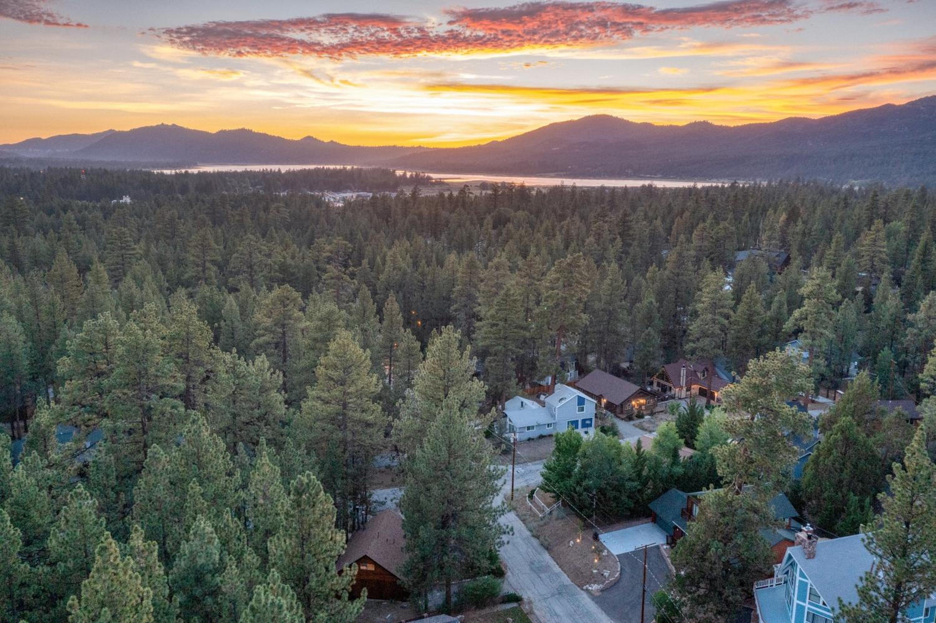 Updated Chic 4BDR w Large Deck Close to the Lake Avalon Pines by AvantStay