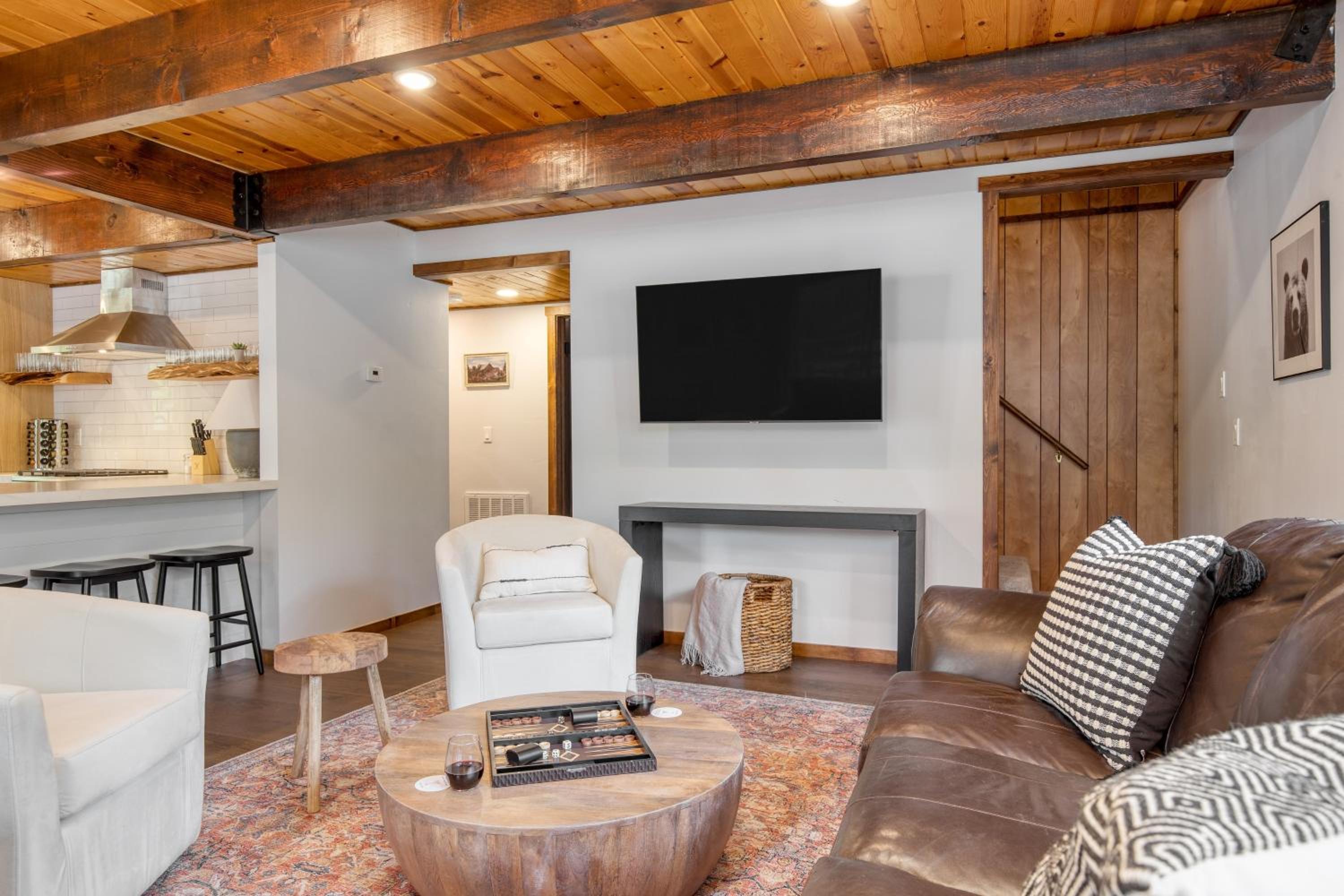Updated Chic 4BDR w Large Deck Close to the Lake Avalon Pines by AvantStay