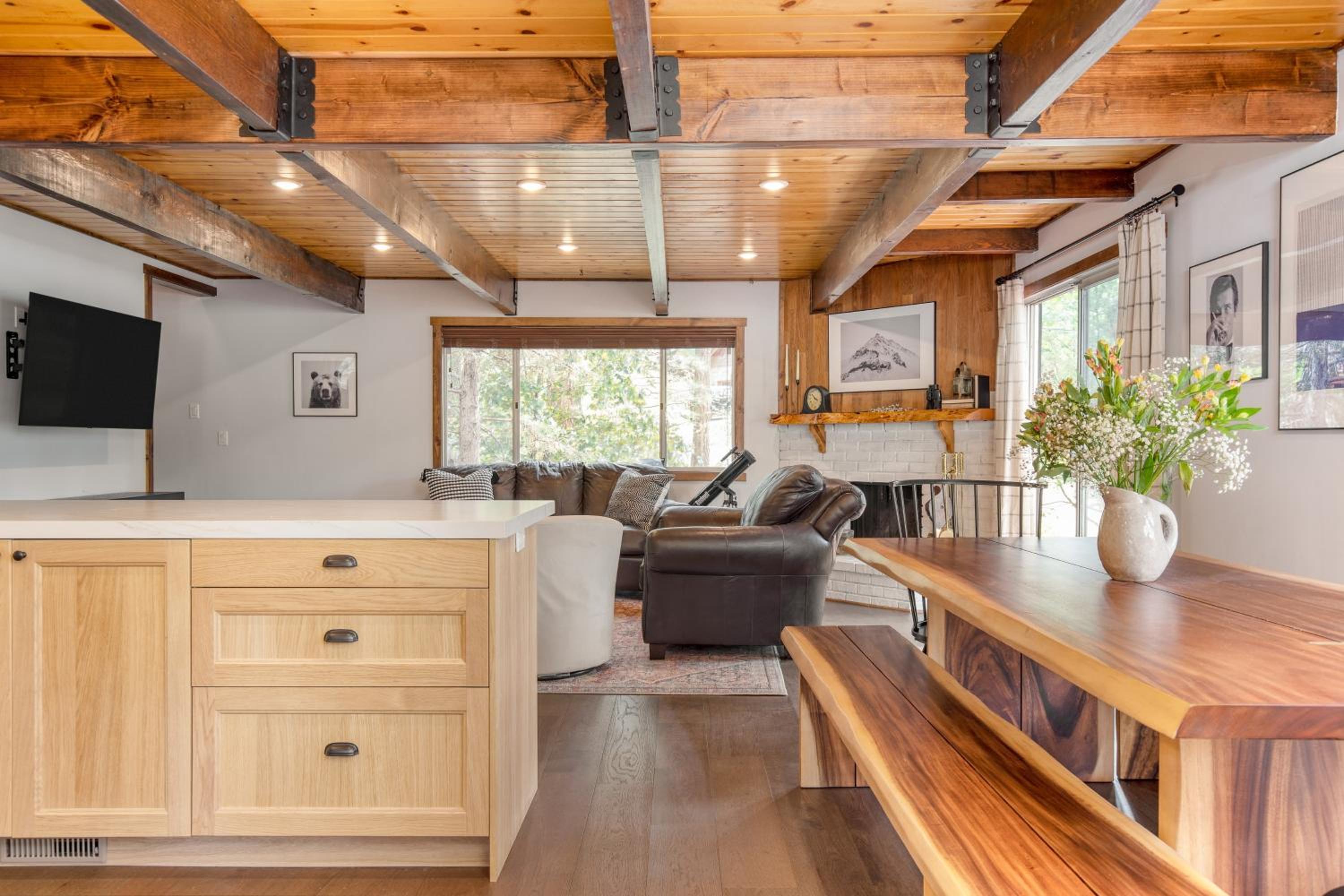 Updated Chic 4BDR w Large Deck Close to the Lake Avalon Pines by AvantStay