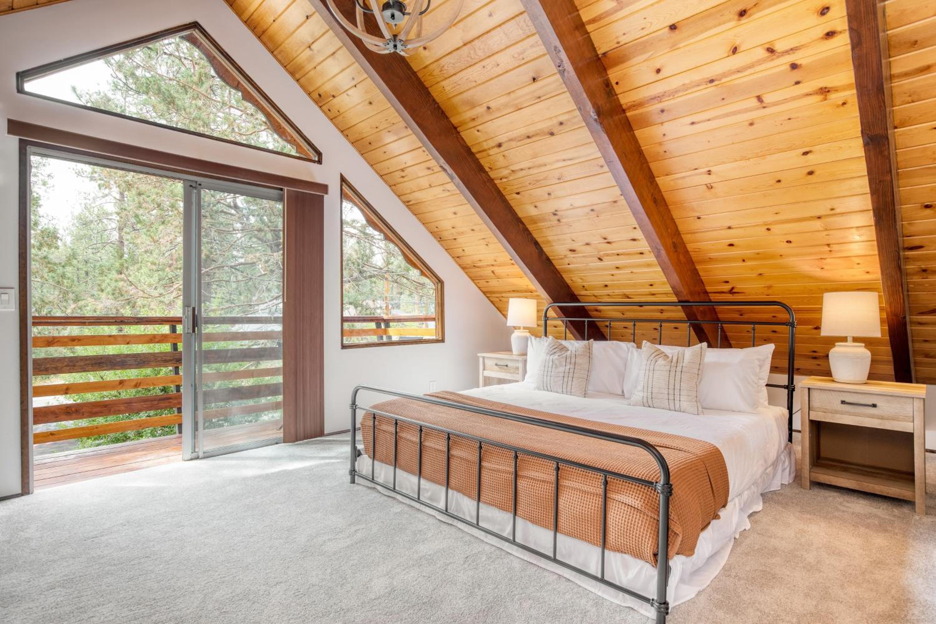 Updated Chic 4BDR w Large Deck Close to the Lake Avalon Pines by AvantStay