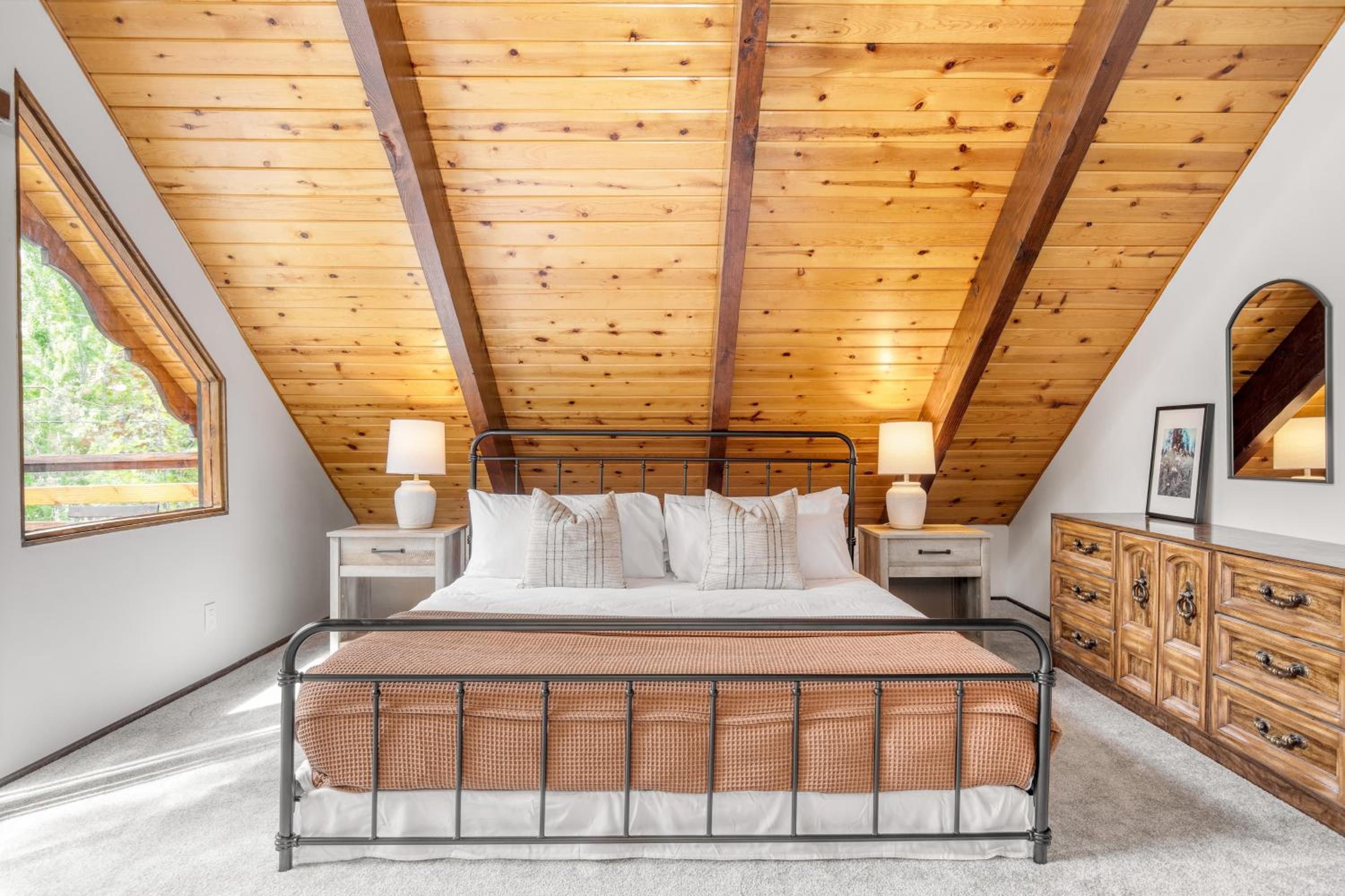 Updated Chic 4BDR w Large Deck Close to the Lake Avalon Pines by AvantStay