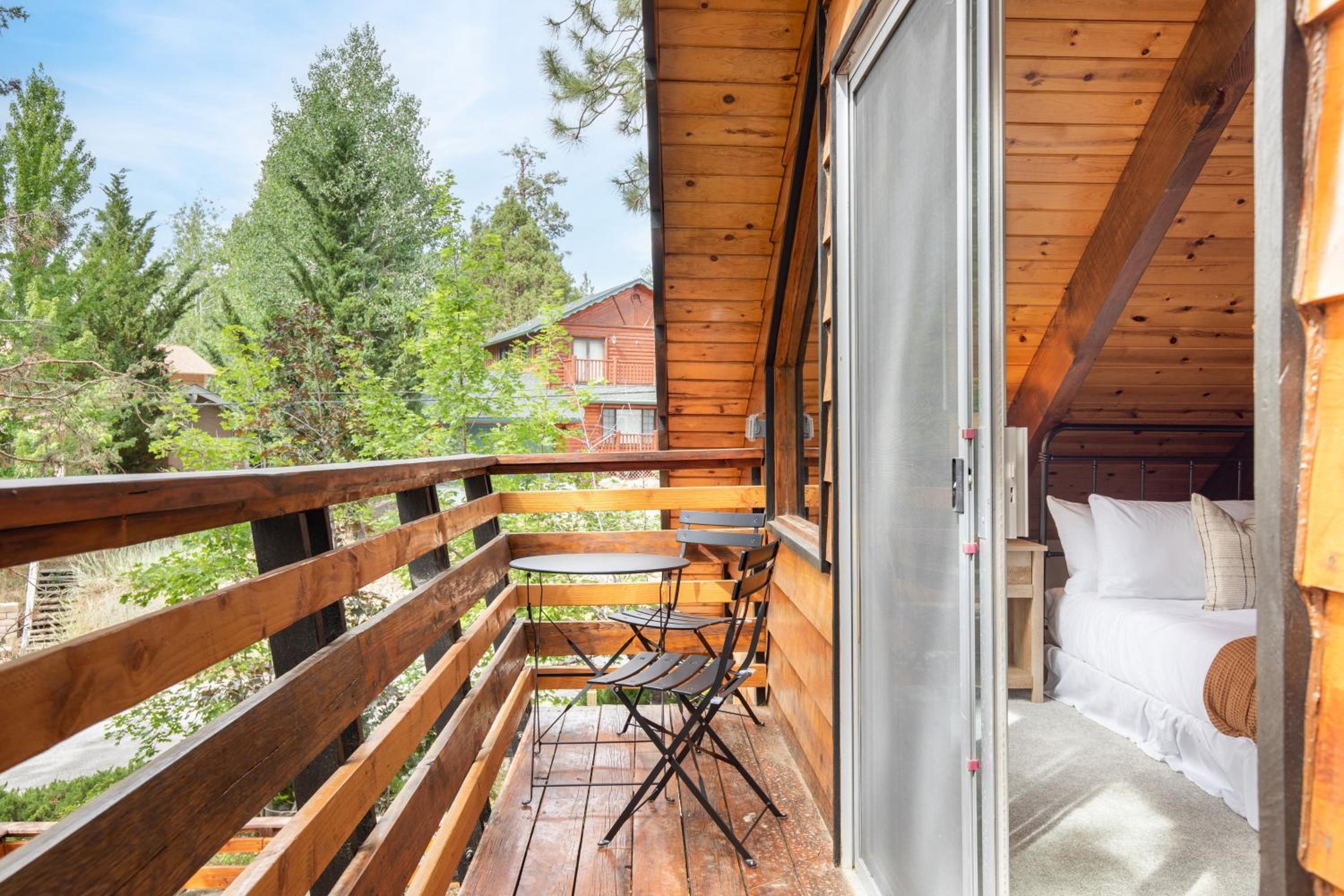 Updated Chic 4BDR w Large Deck Close to the Lake Avalon Pines by AvantStay