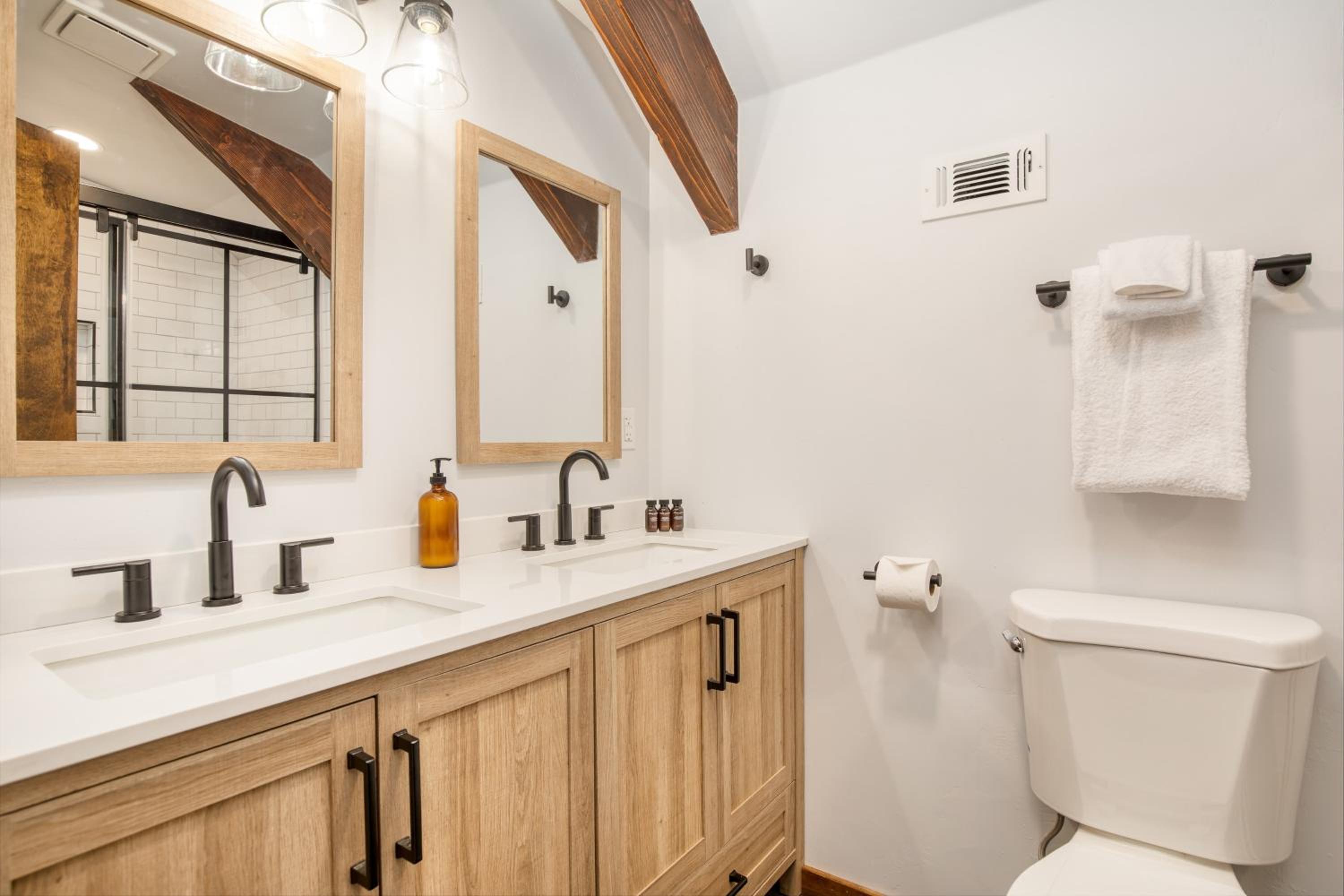 Updated Chic 4BDR w Large Deck Close to the Lake Avalon Pines by AvantStay