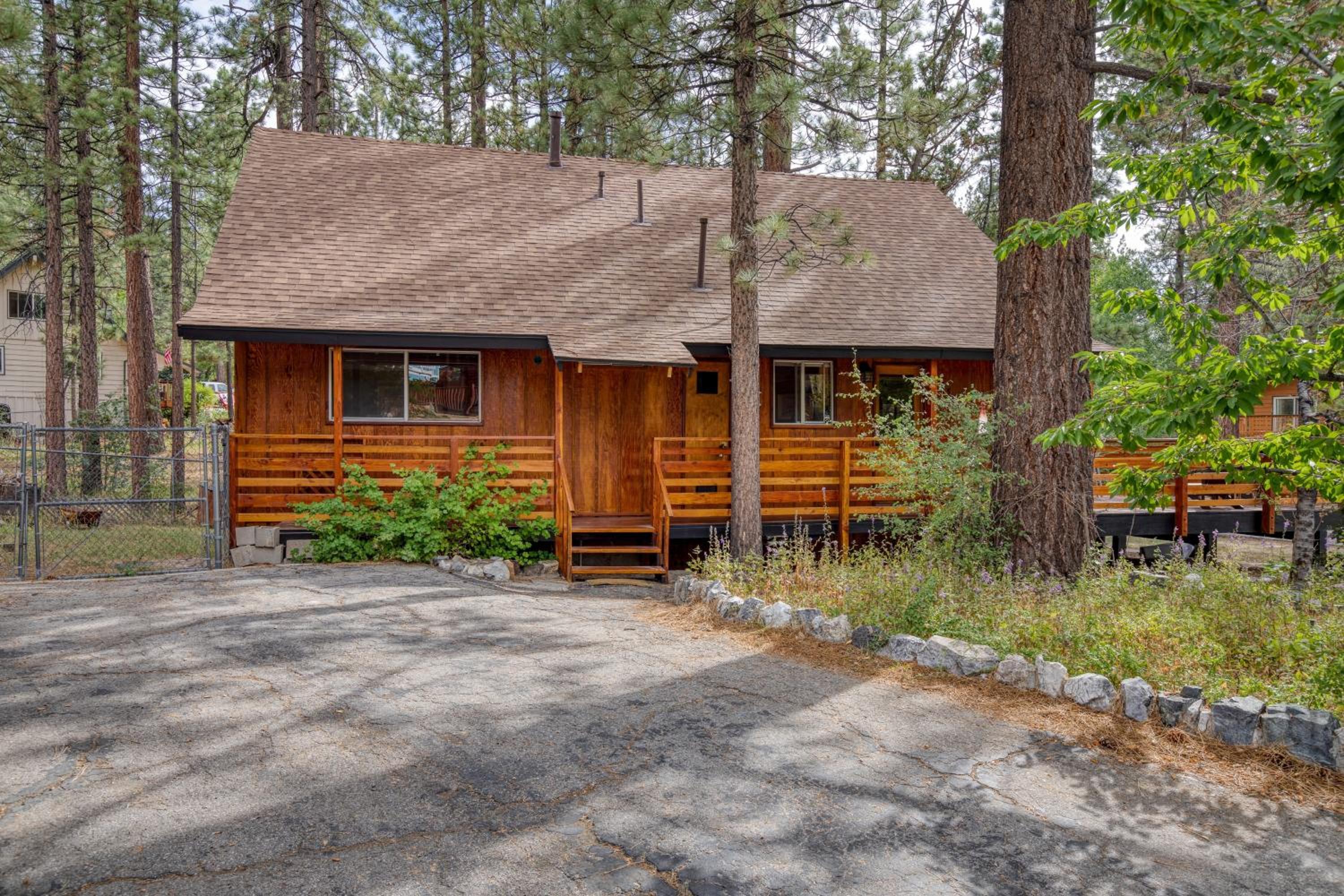 Updated Chic 4BDR w Large Deck Close to the Lake Avalon Pines by AvantStay