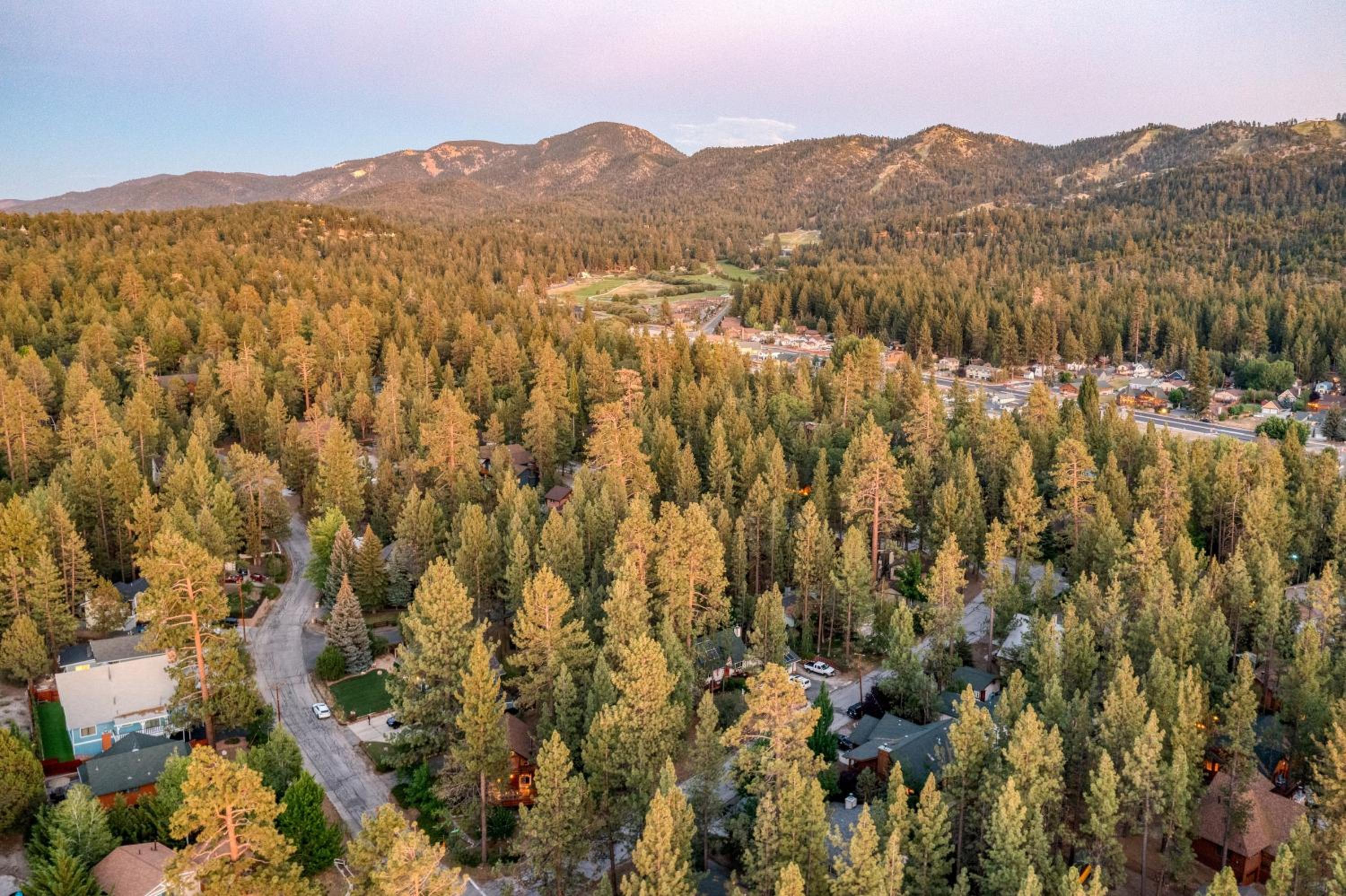 Updated Chic 4BDR w Large Deck Close to the Lake Avalon Pines by AvantStay