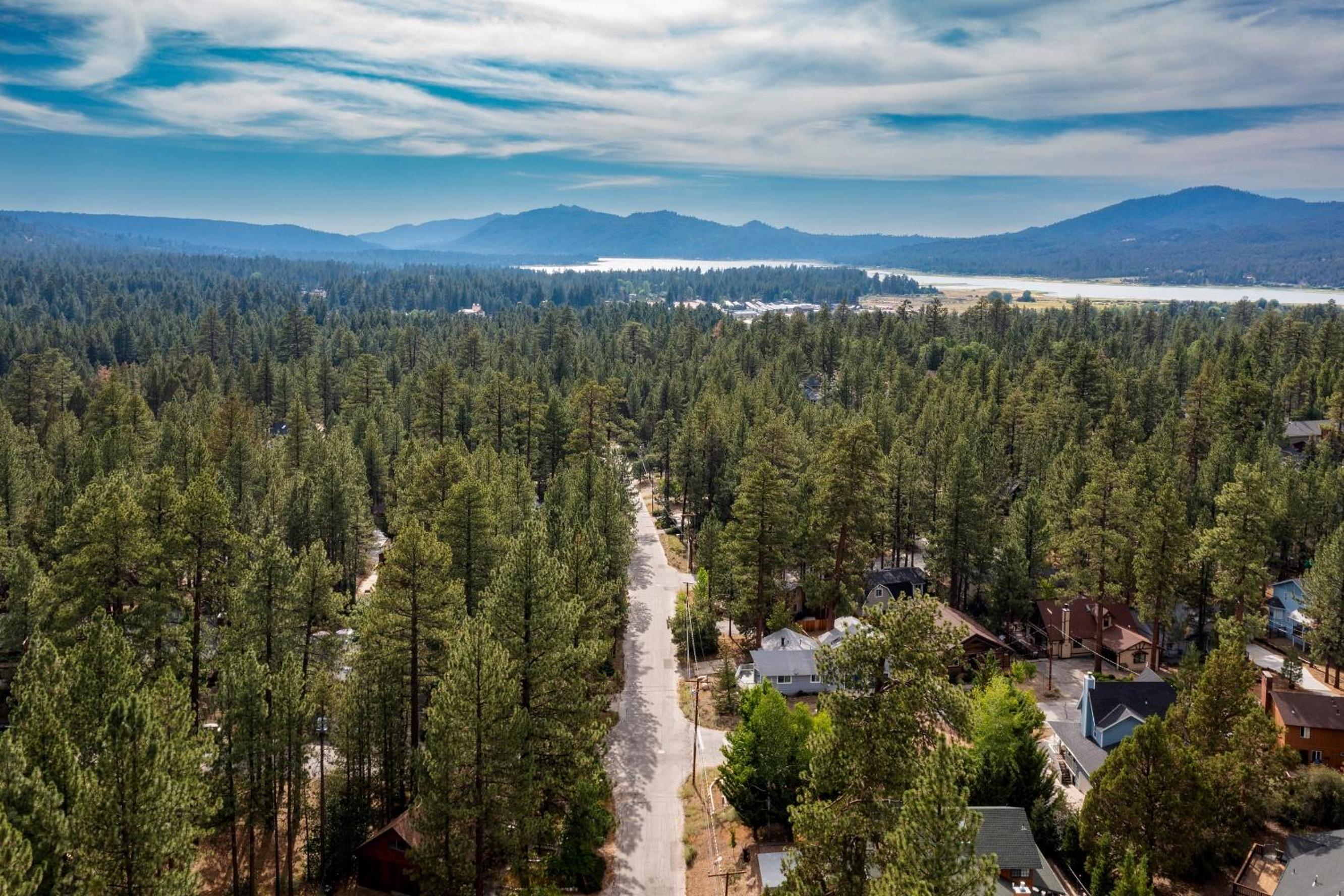 Updated Chic 4BDR w Large Deck Close to the Lake Avalon Pines by AvantStay