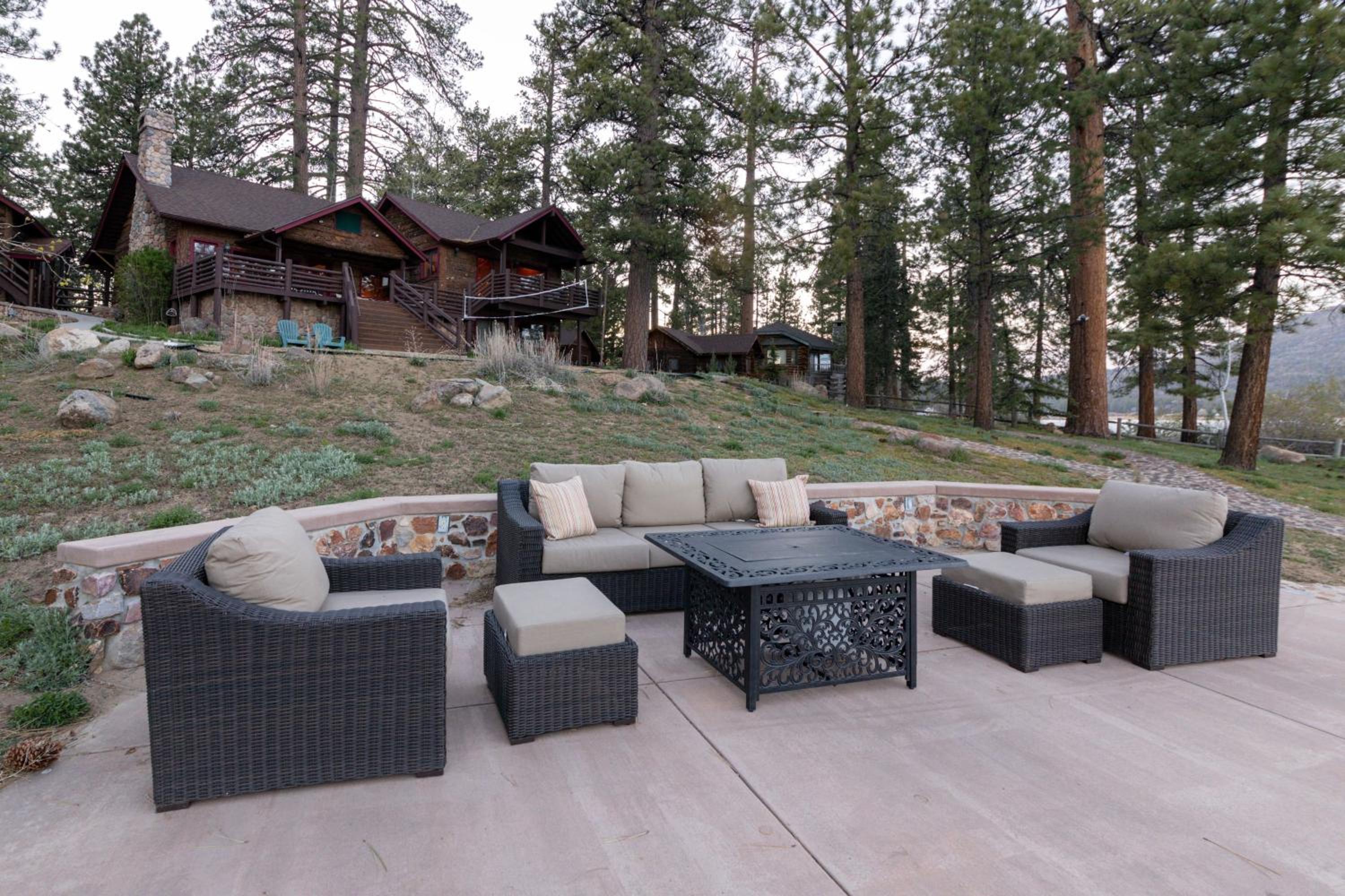Shoreline Lakehouse by AvantStay Majestic Lakefront Cabin w Hot Tub Fire Pit