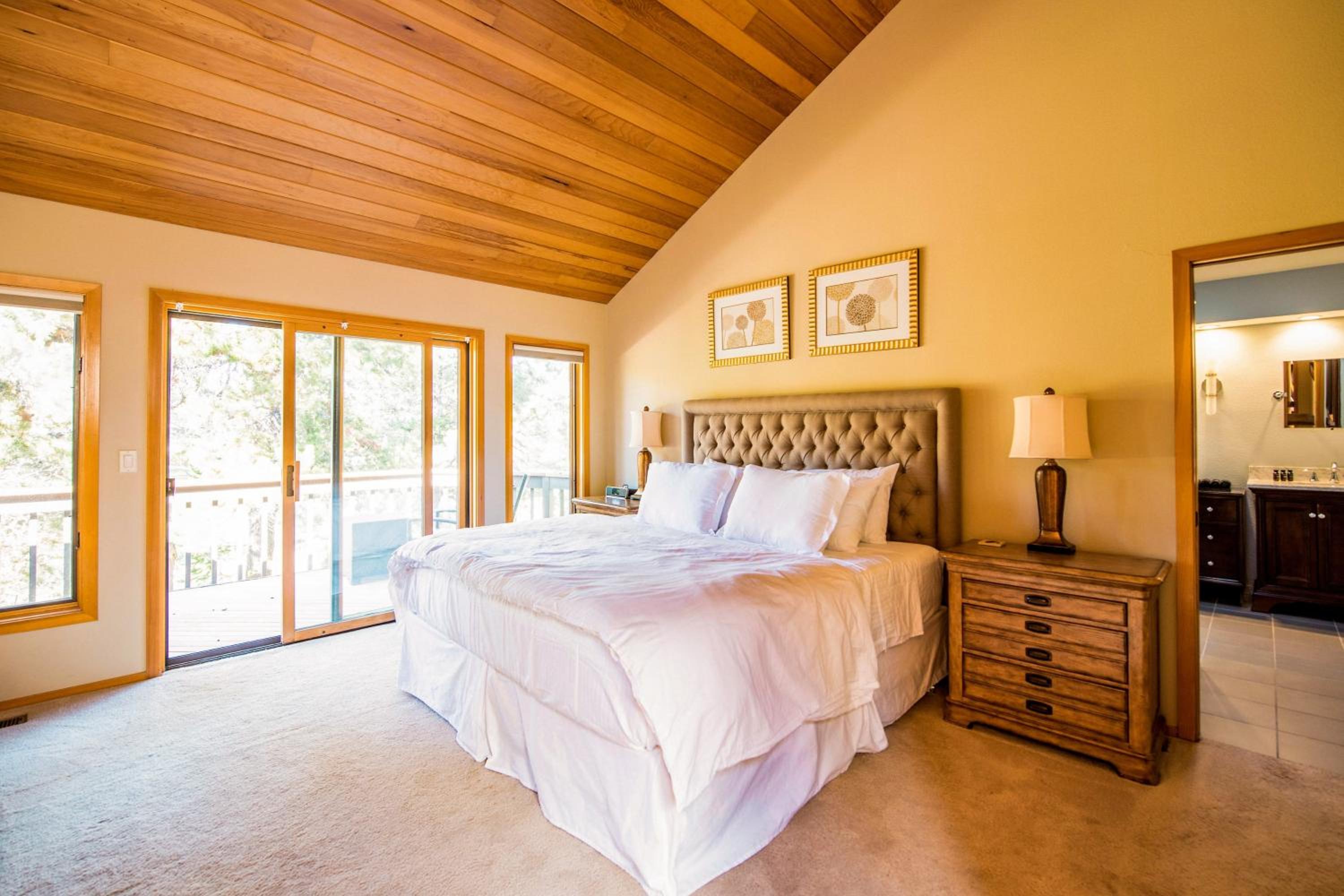 Sunriver by AvantStay Cozy Mountain Home w Indoor Pool and Hot Tub