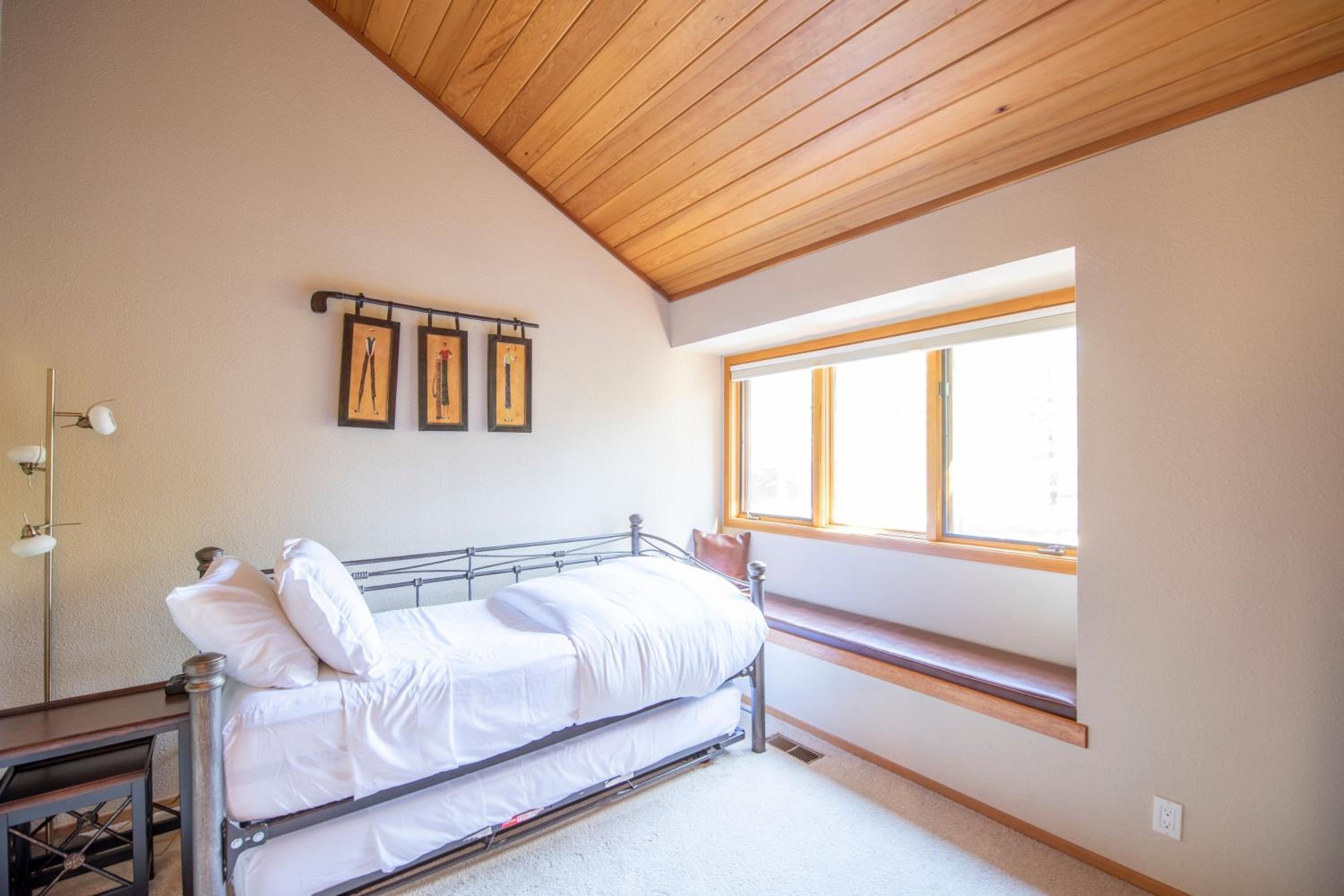 Sunriver by AvantStay Cozy Mountain Home w Indoor Pool and Hot Tub