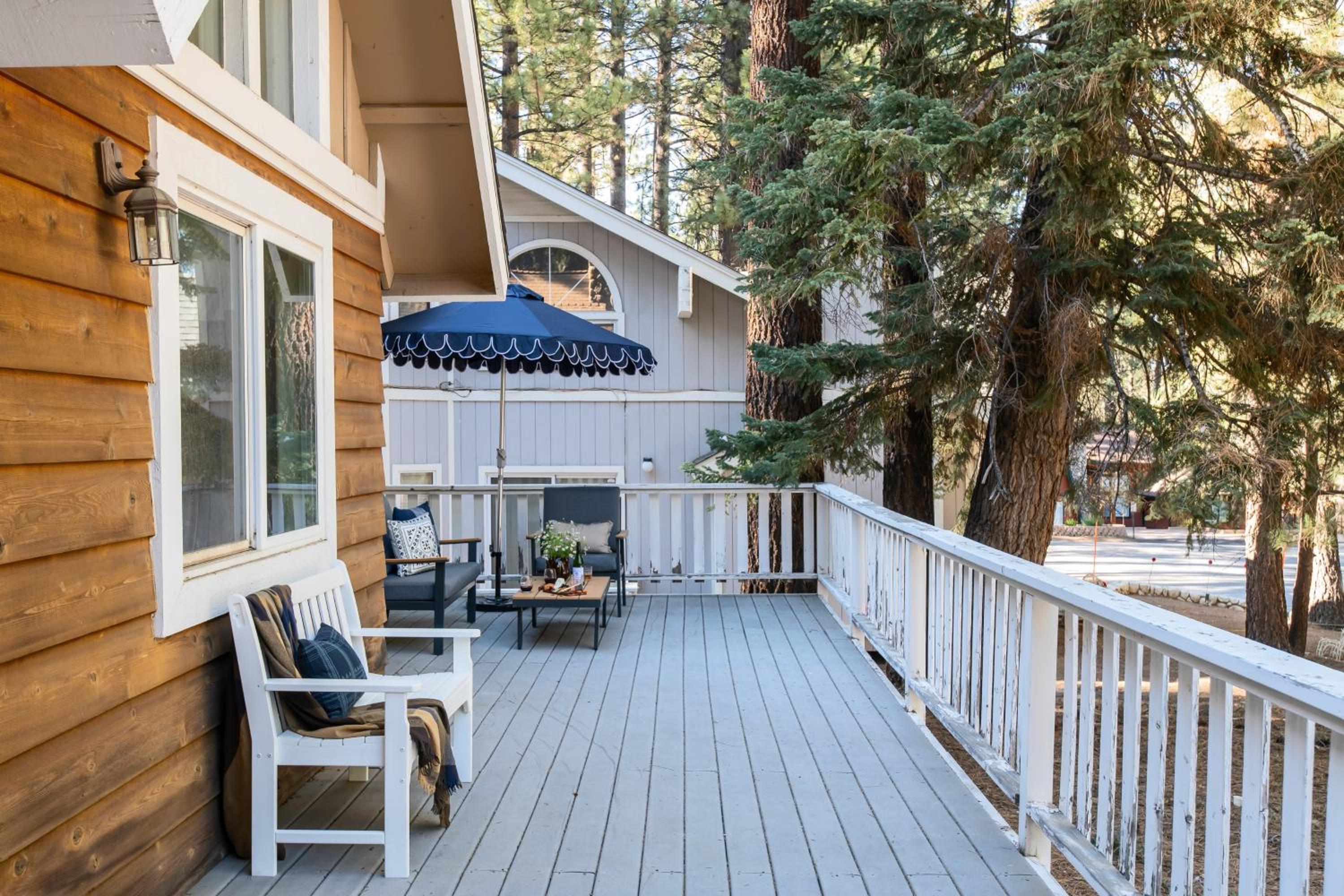 Hartwood by AvantStay Cozy Big Bear Abode w Spacious Deck Stone Fireplace