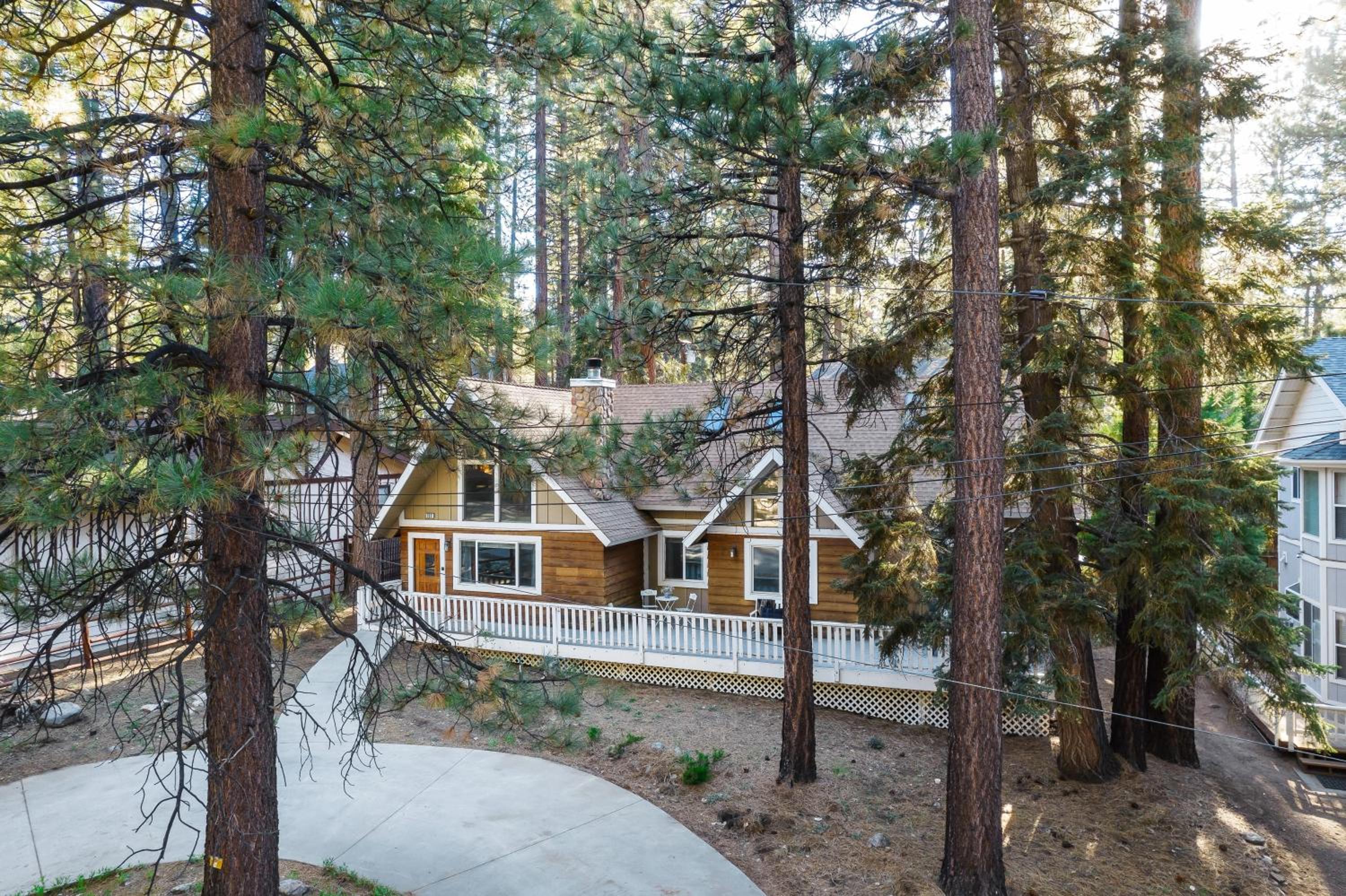 Hartwood by AvantStay Cozy Big Bear Abode w Spacious Deck Stone Fireplace