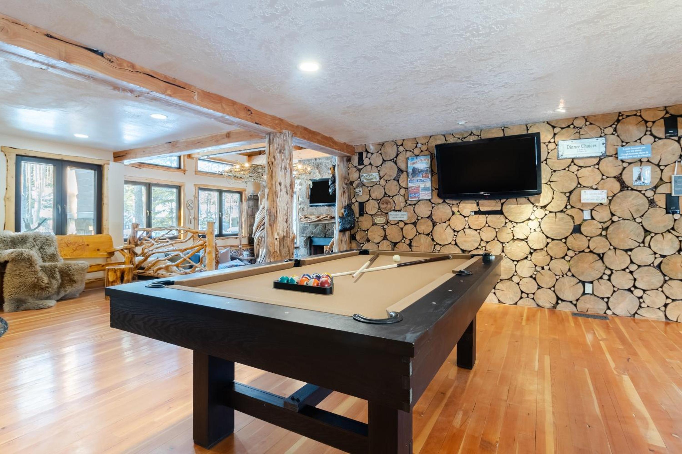 Base Camp by AvantStay Magical Cabin w Sauna Hot Tub Close to Snow Golf