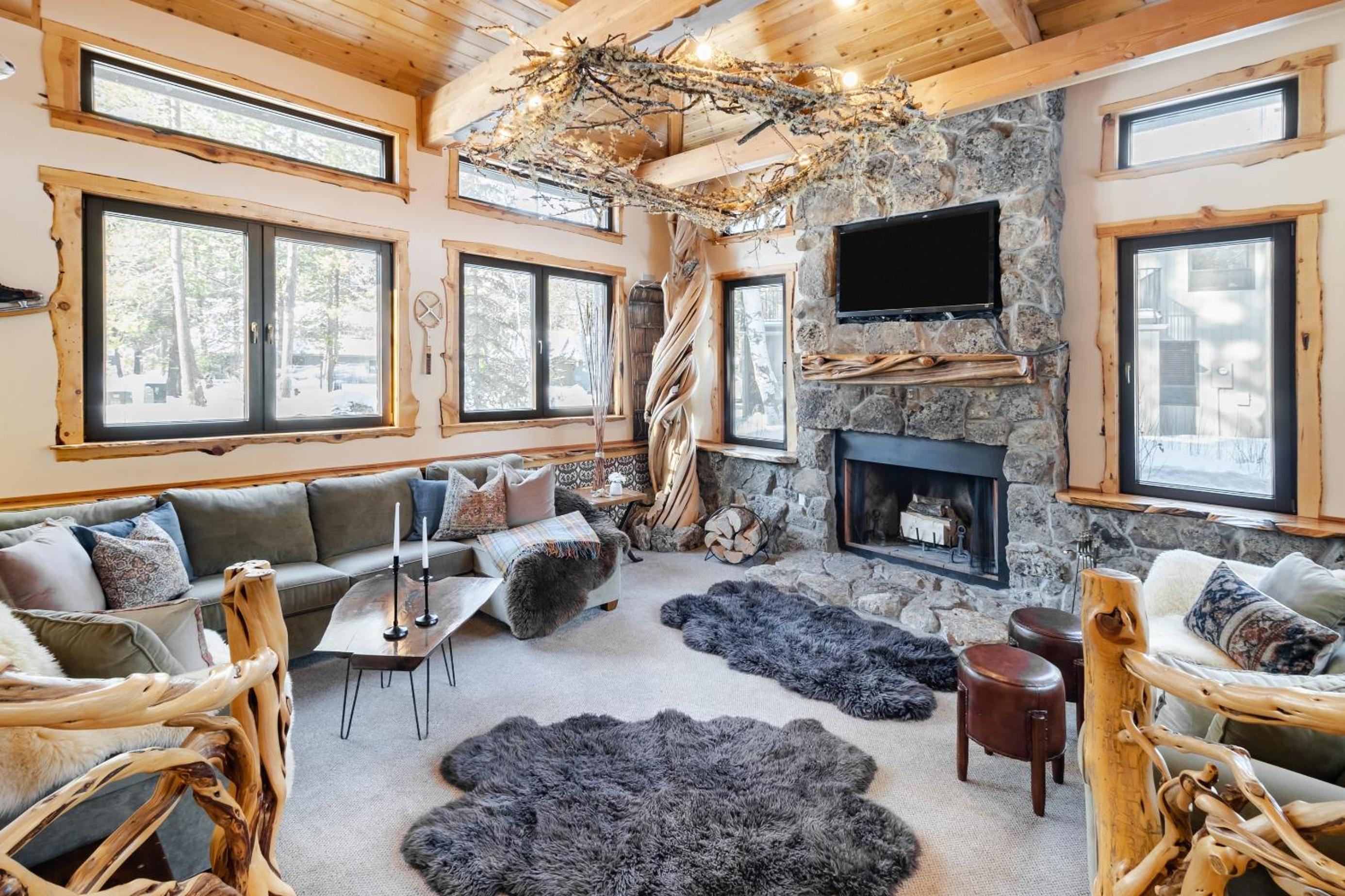 Base Camp by AvantStay Magical Cabin w Sauna Hot Tub Close to Snow Golf