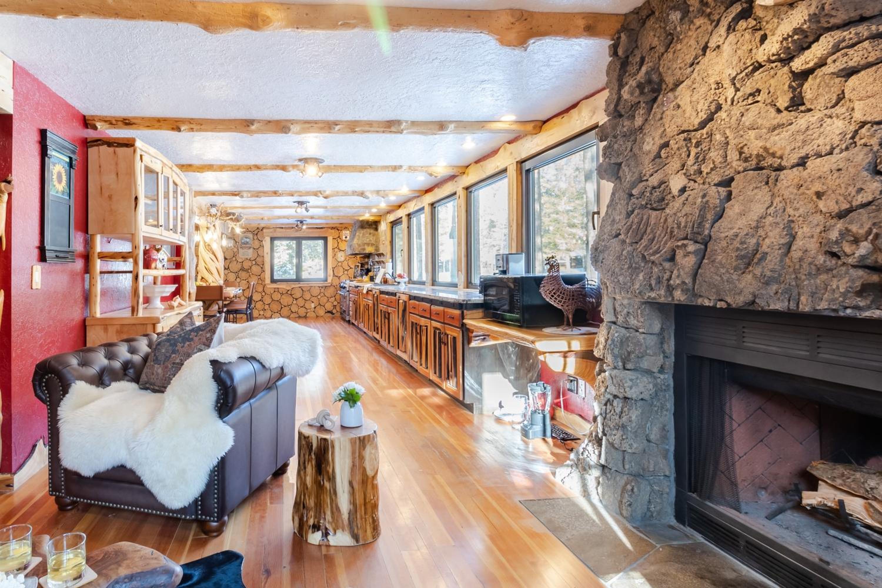 Base Camp by AvantStay Magical Cabin w Sauna Hot Tub Close to Snow Golf