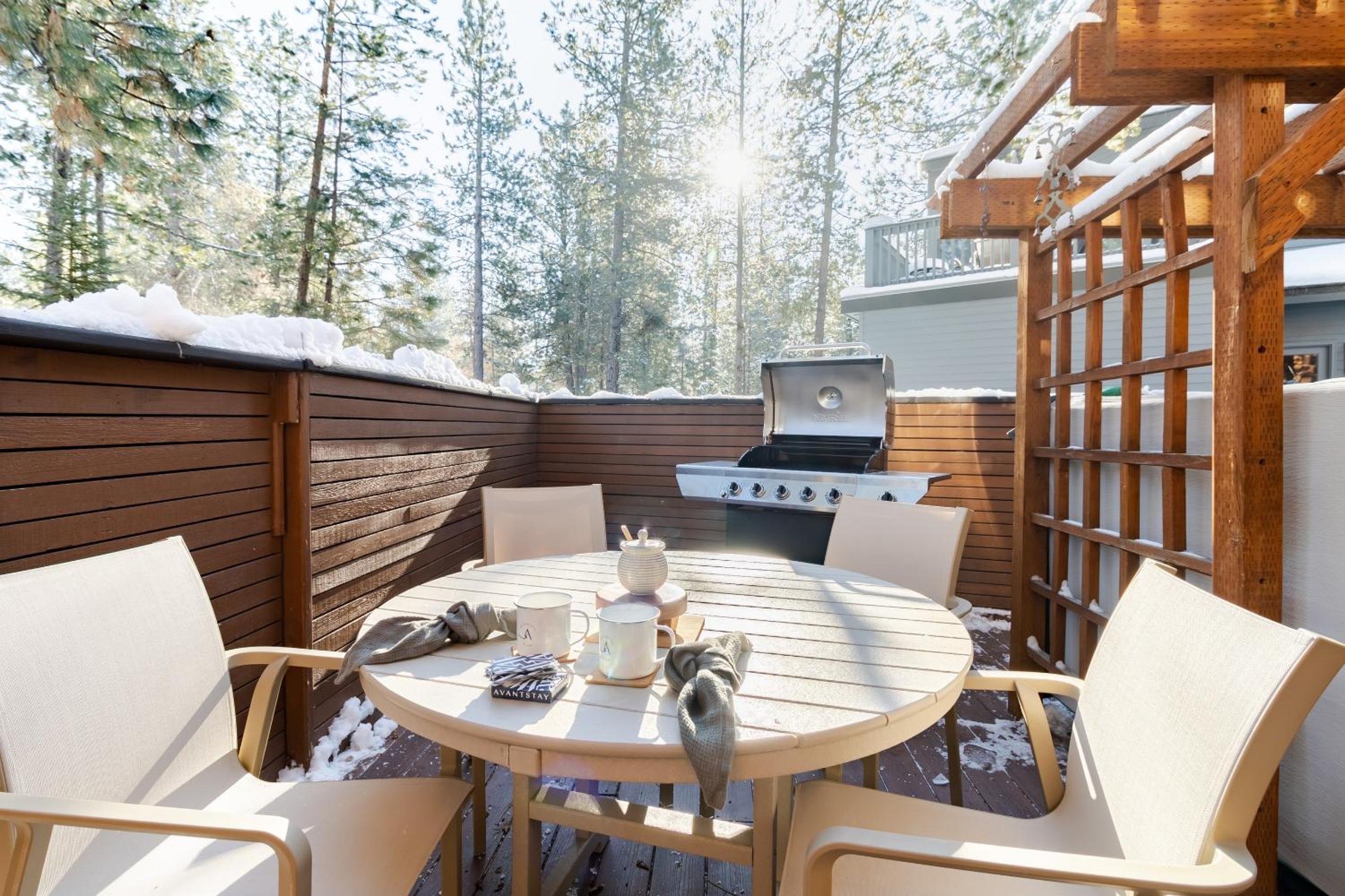 Base Camp by AvantStay Magical Cabin w Sauna Hot Tub Close to Snow Golf