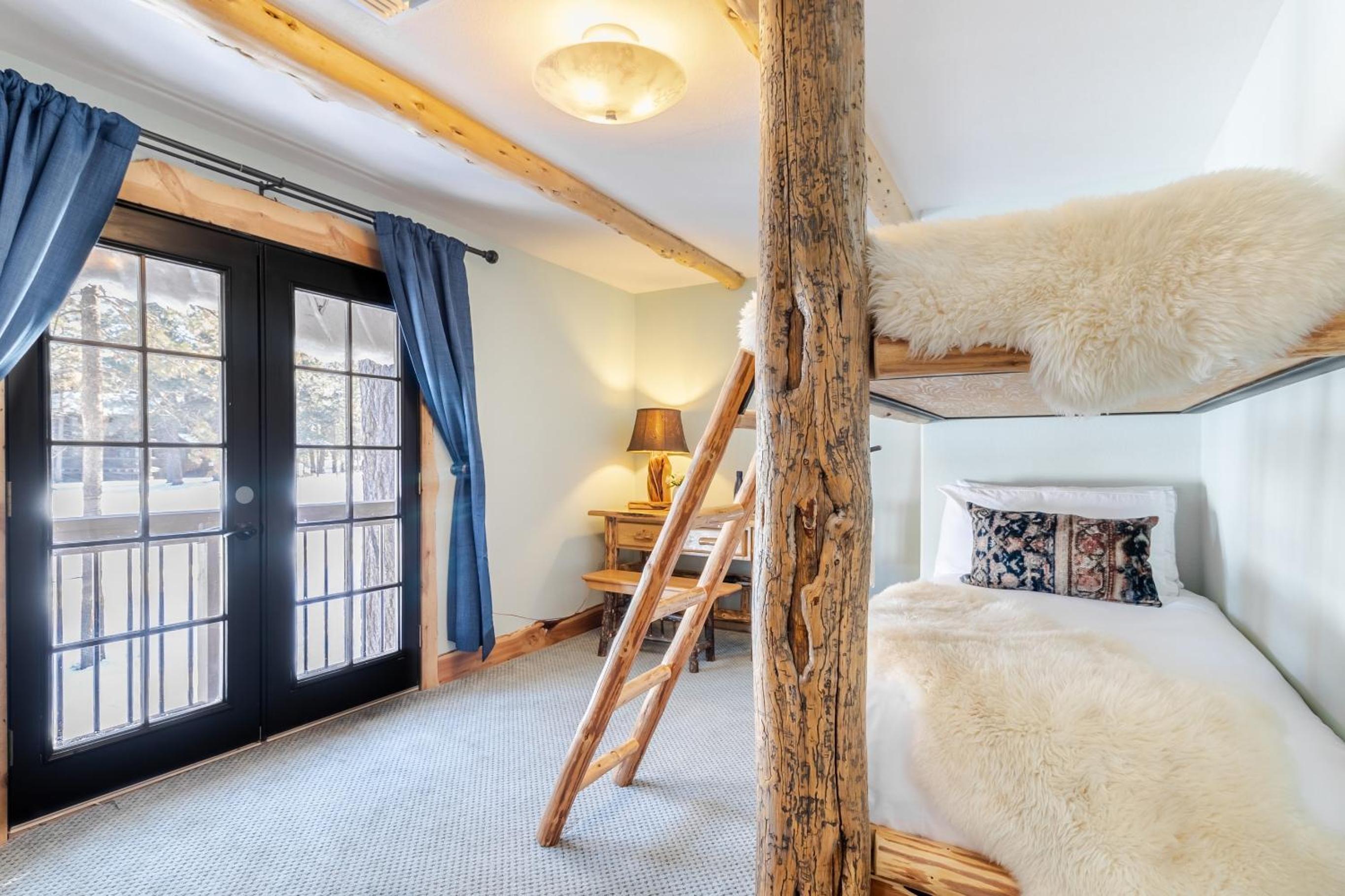 Base Camp by AvantStay Magical Cabin w Sauna Hot Tub Close to Snow Golf