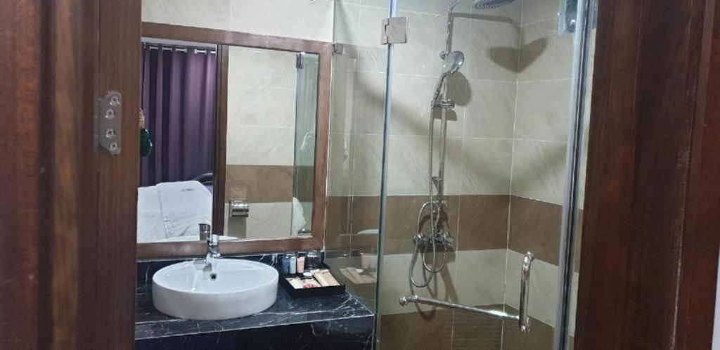 Phương Trang Hotel - 71 Giáp Nhị HN - by BAY LUXURY