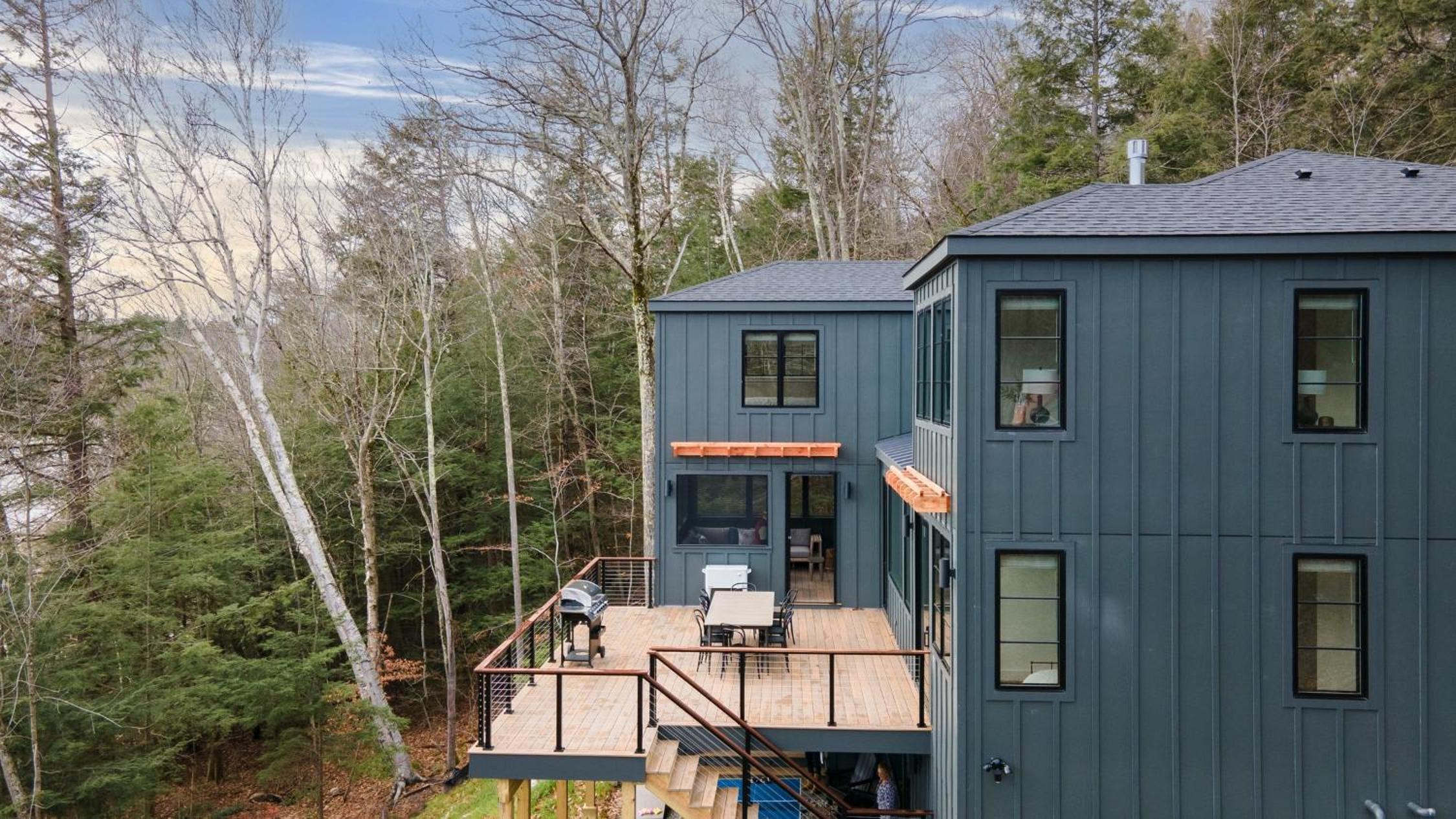 Forget-Me-Not by AvantStay Bold Lakefront Escape