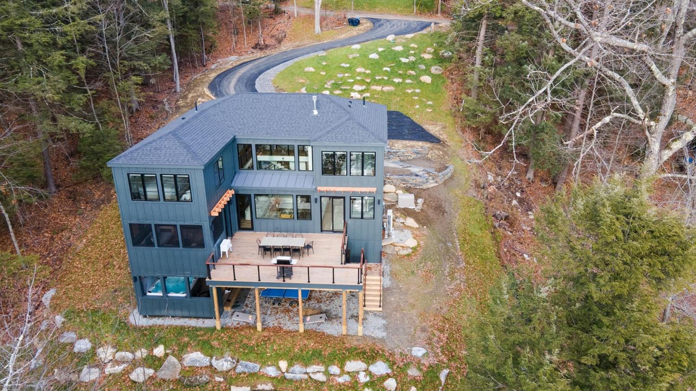 Forget-Me-Not by AvantStay Bold Lakefront Escape