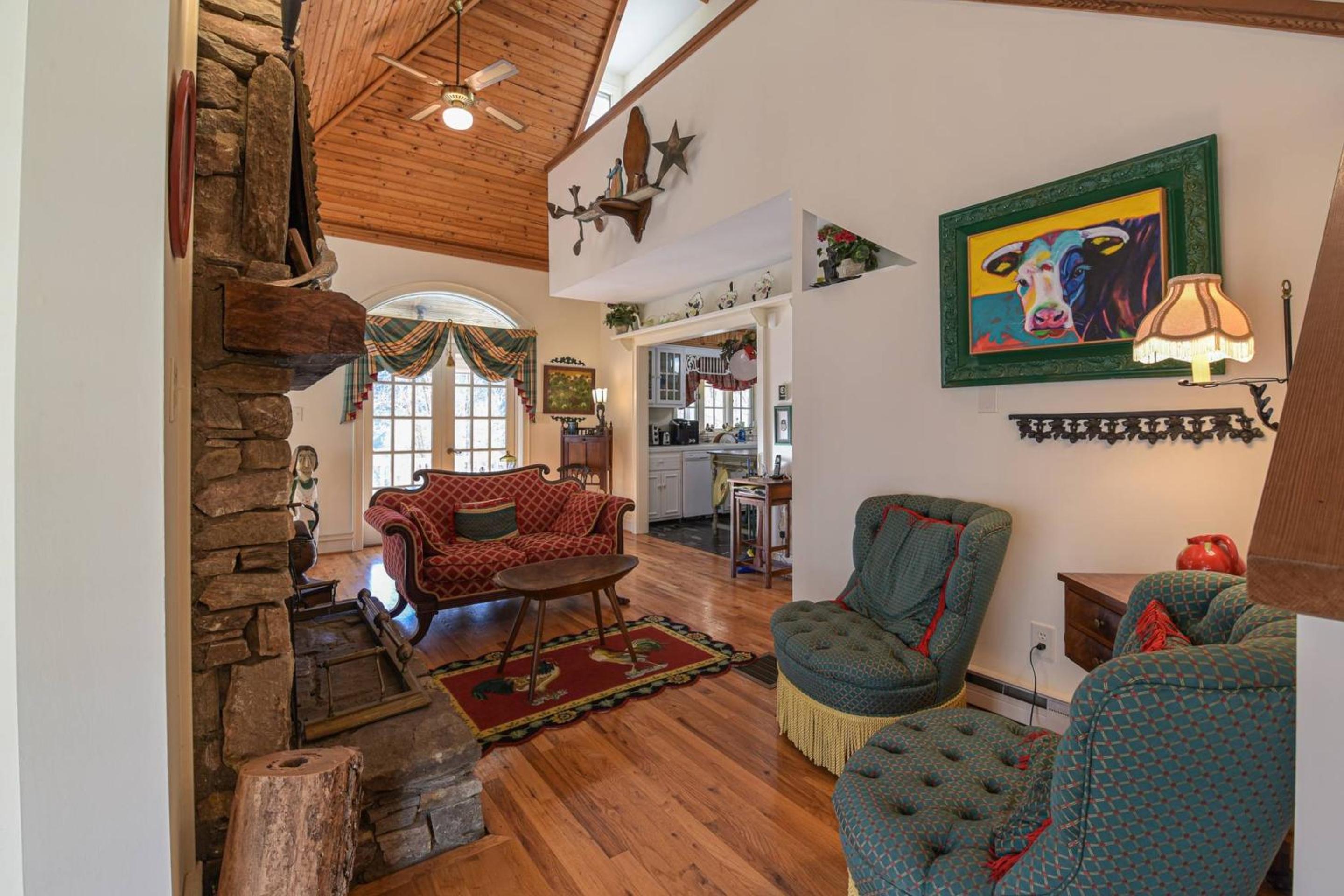 MainGuest House Private Pond Views Large Yard 20mins to Heart of Asheville