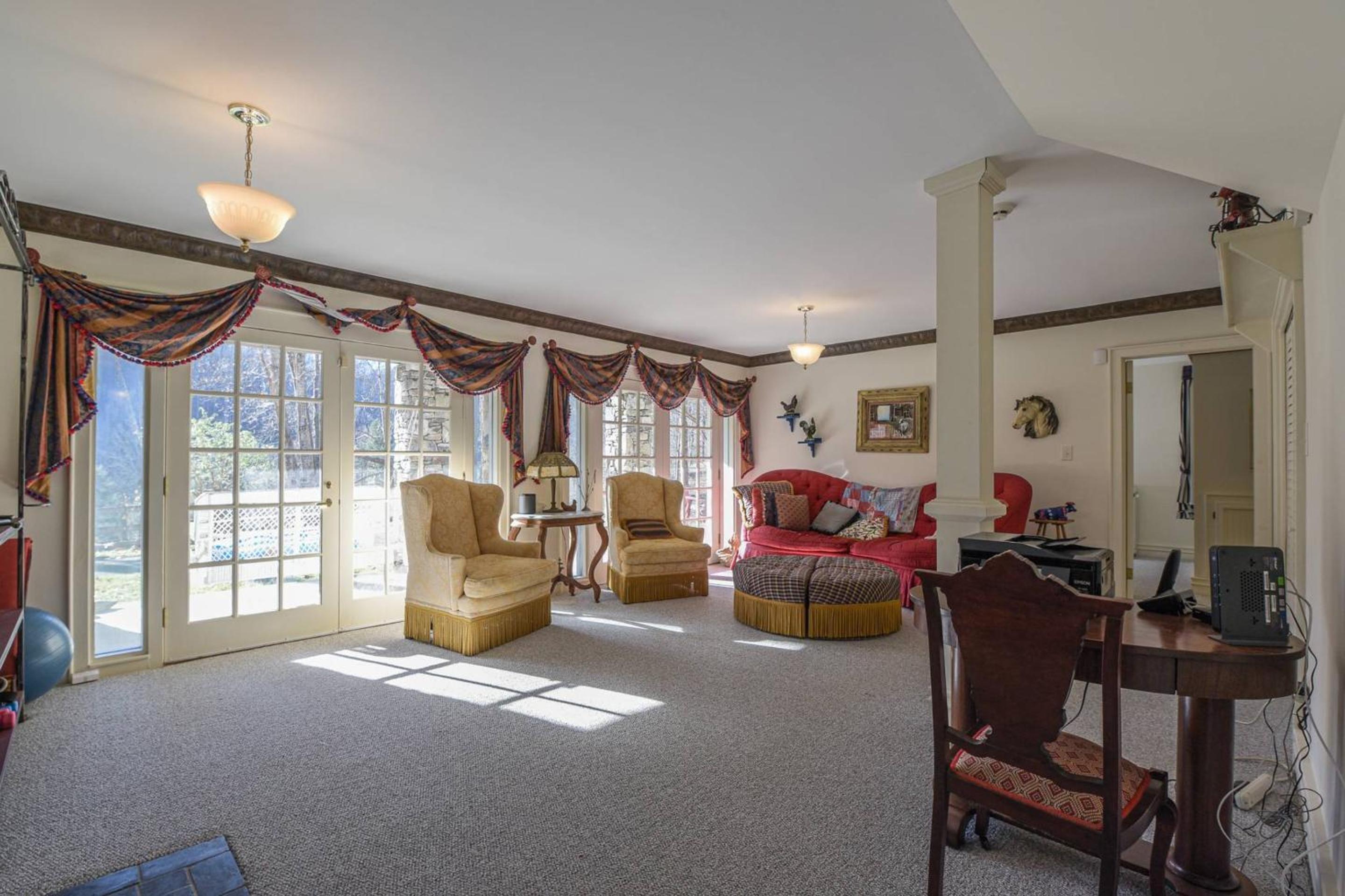 MainGuest House Private Pond Views Large Yard 20mins to Heart of Asheville