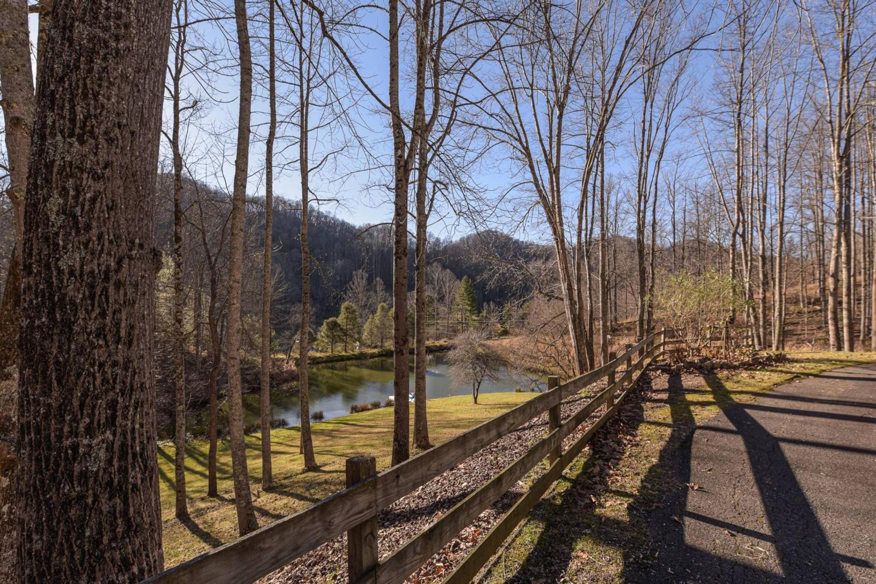 MainGuest House Private Pond Views Large Yard 20mins to Heart of Asheville