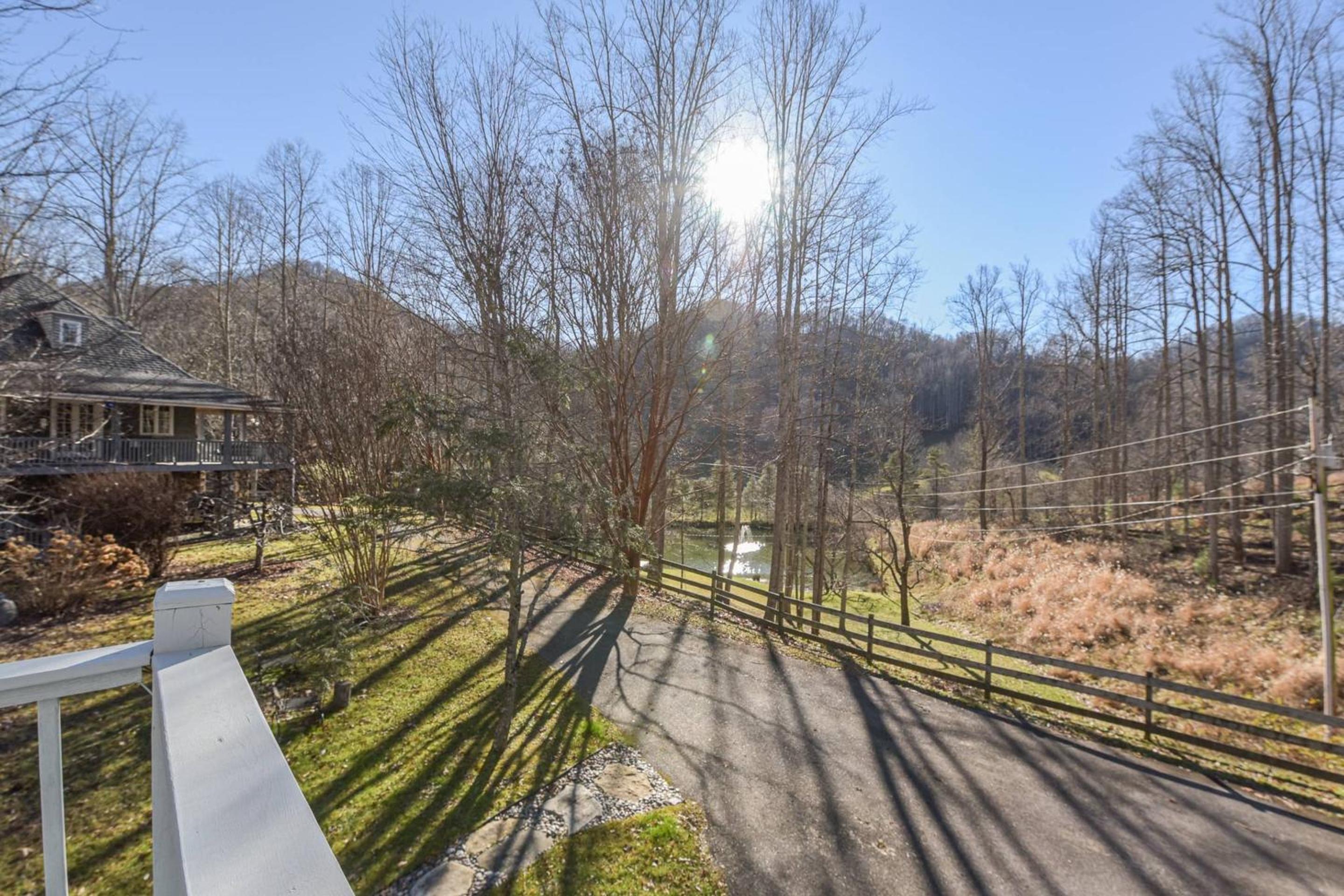 MainGuest House Private Pond Views Large Yard 20mins to Heart of Asheville