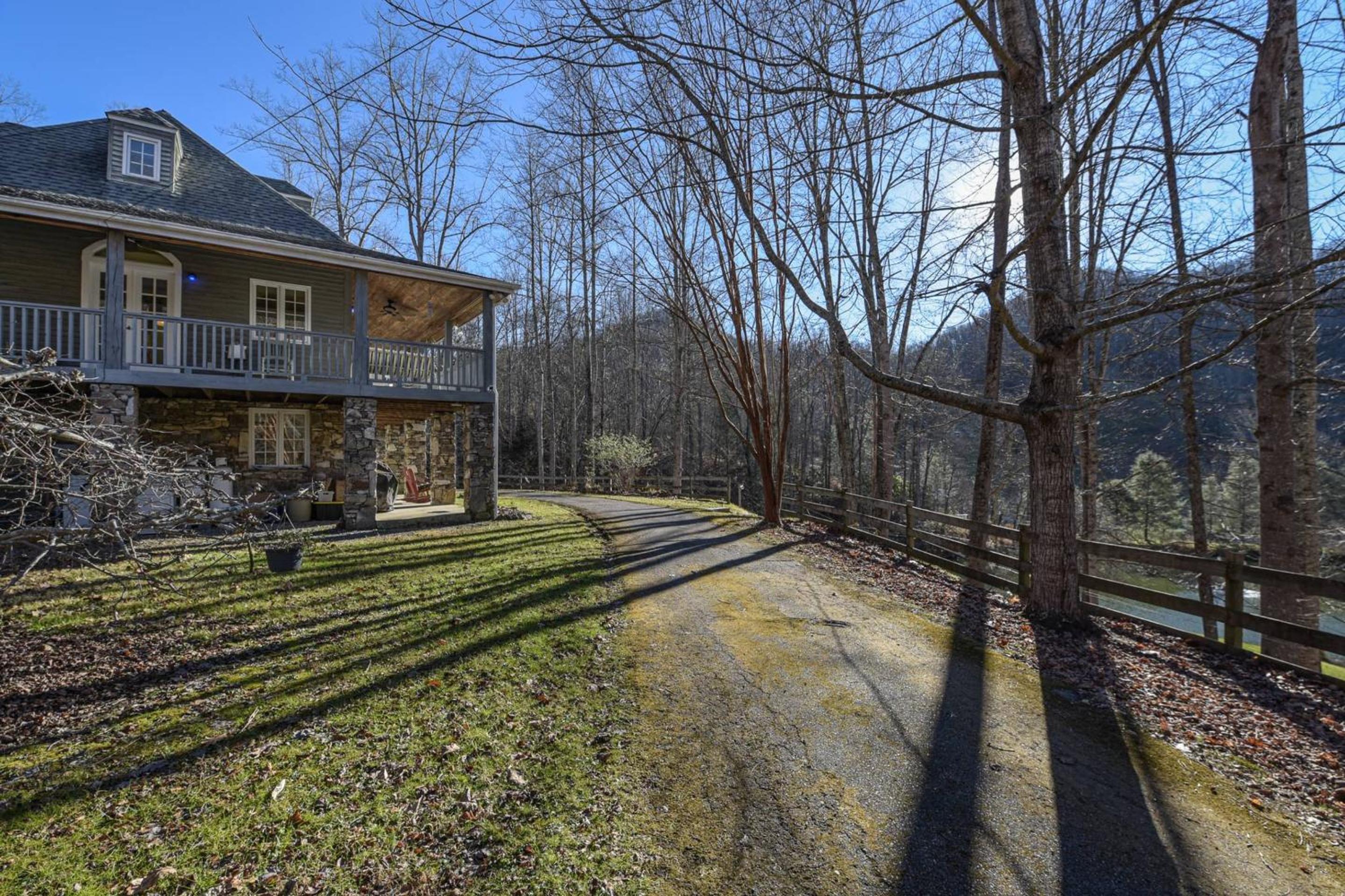 MainGuest House Private Pond Views Large Yard 20mins to Heart of Asheville